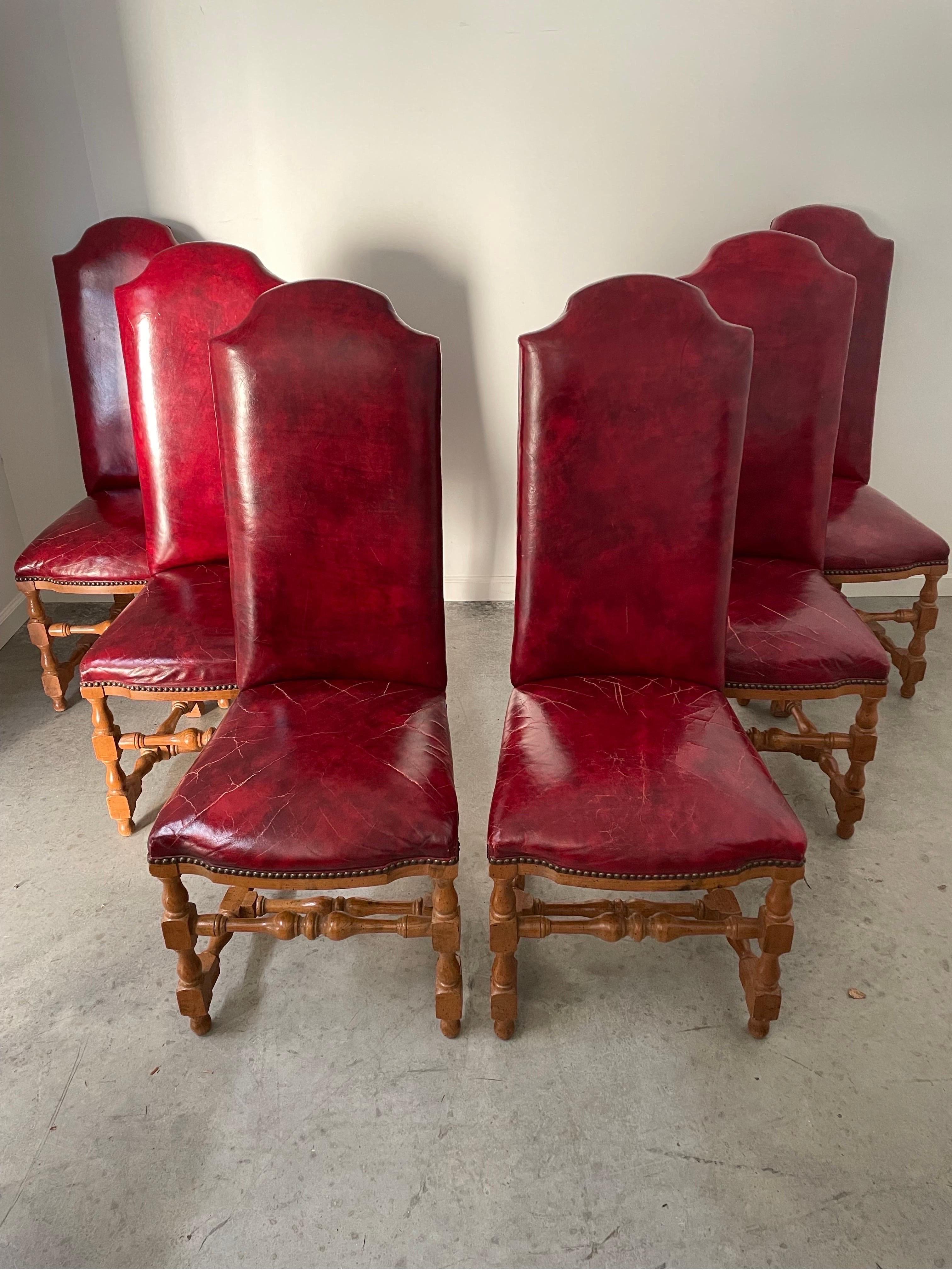 Satz von 6 Esszimmerstühlen im Louis-Xiii-Stil aus der Mitte des Jahrhunderts. Rotes Leder und Nieten.

15.5w x 46 