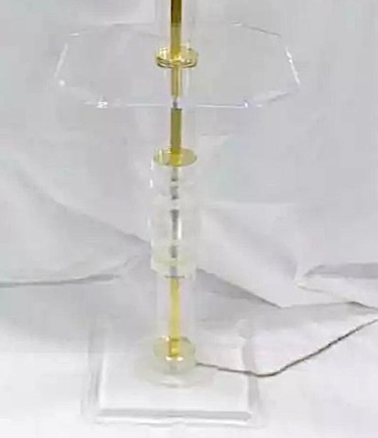 Chic Mid-Century Modern Lucite table floor lamp- Lucite Geometric segmented design around brass centre pole, Lucite base, circa 1970s
in good condition
Lucite octagon shaped table top 16