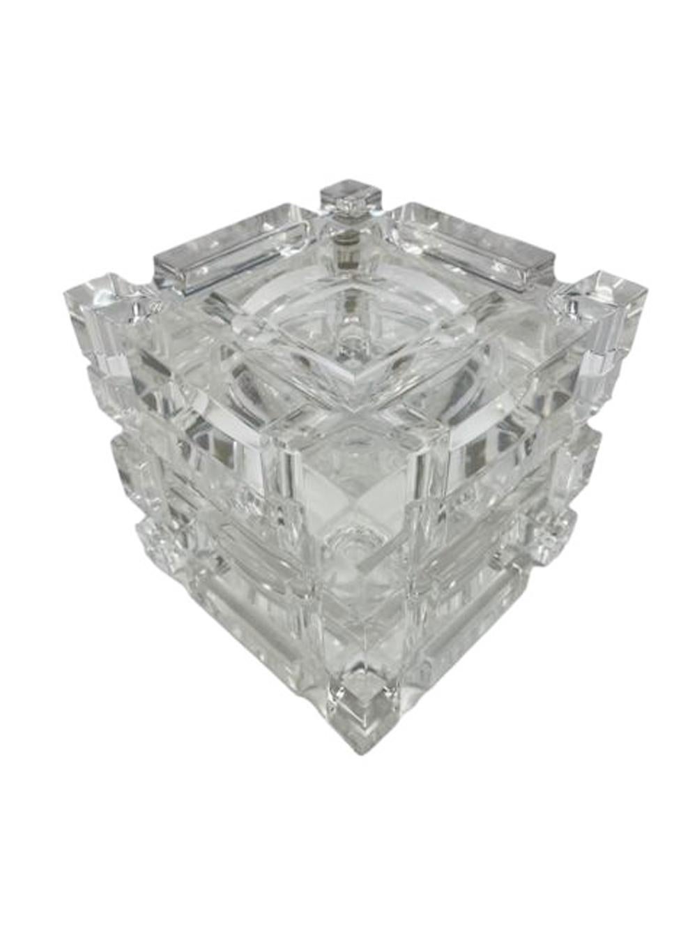 Seau à glace en forme de cube datant du milieu du siècle dernier, attribué au designer Alessandro Albrizzi, avec un espace intérieur sphérique fermé par un couvercle pivotant et fini à l'extérieur par une grille de canaux demi-ronds.  
