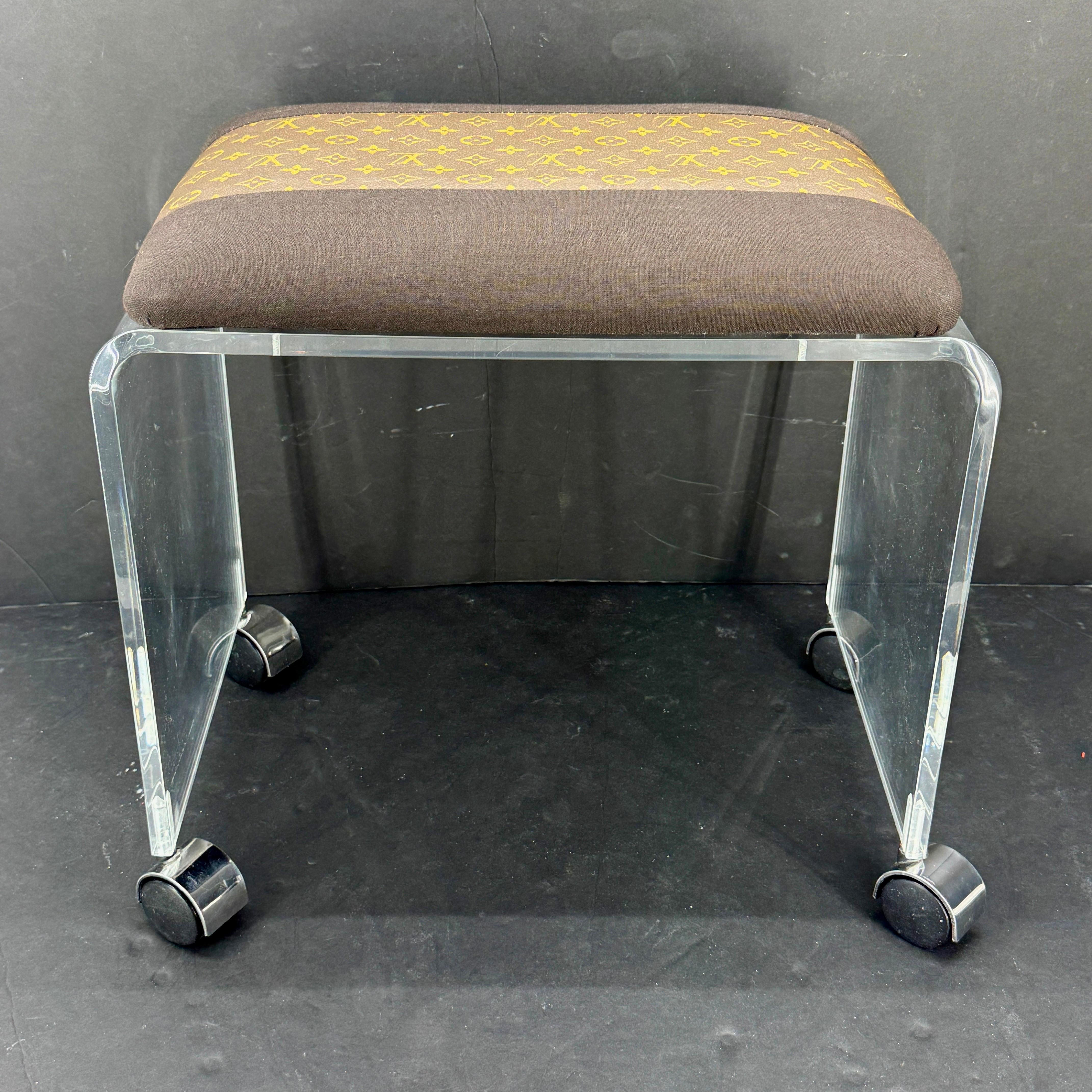MCM Banc Tabouret Lucite tapissé de tissu Louis Vuitton Monogram en vente 4