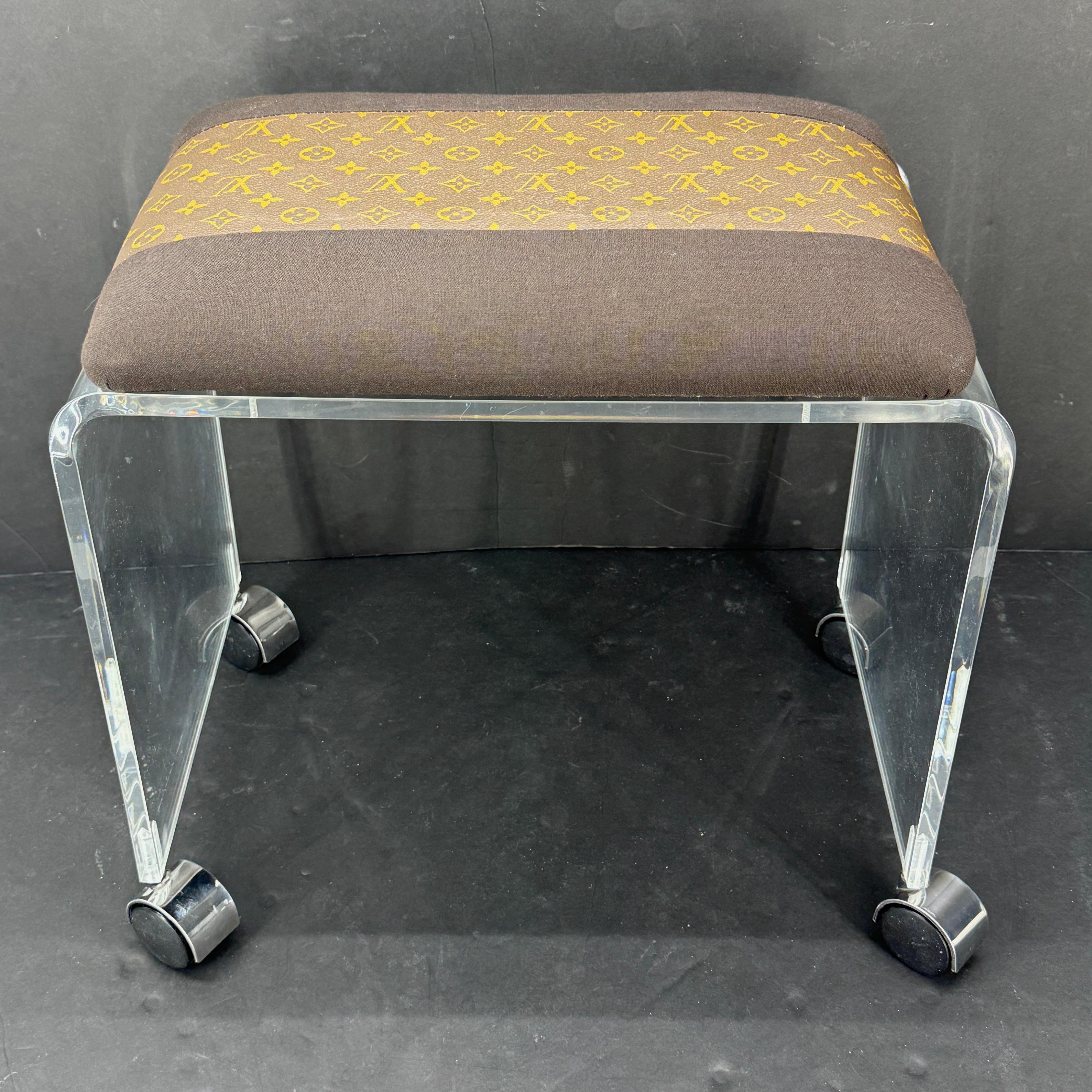 MCM Banc Tabouret Lucite tapissé de tissu Louis Vuitton Monogram en vente 5