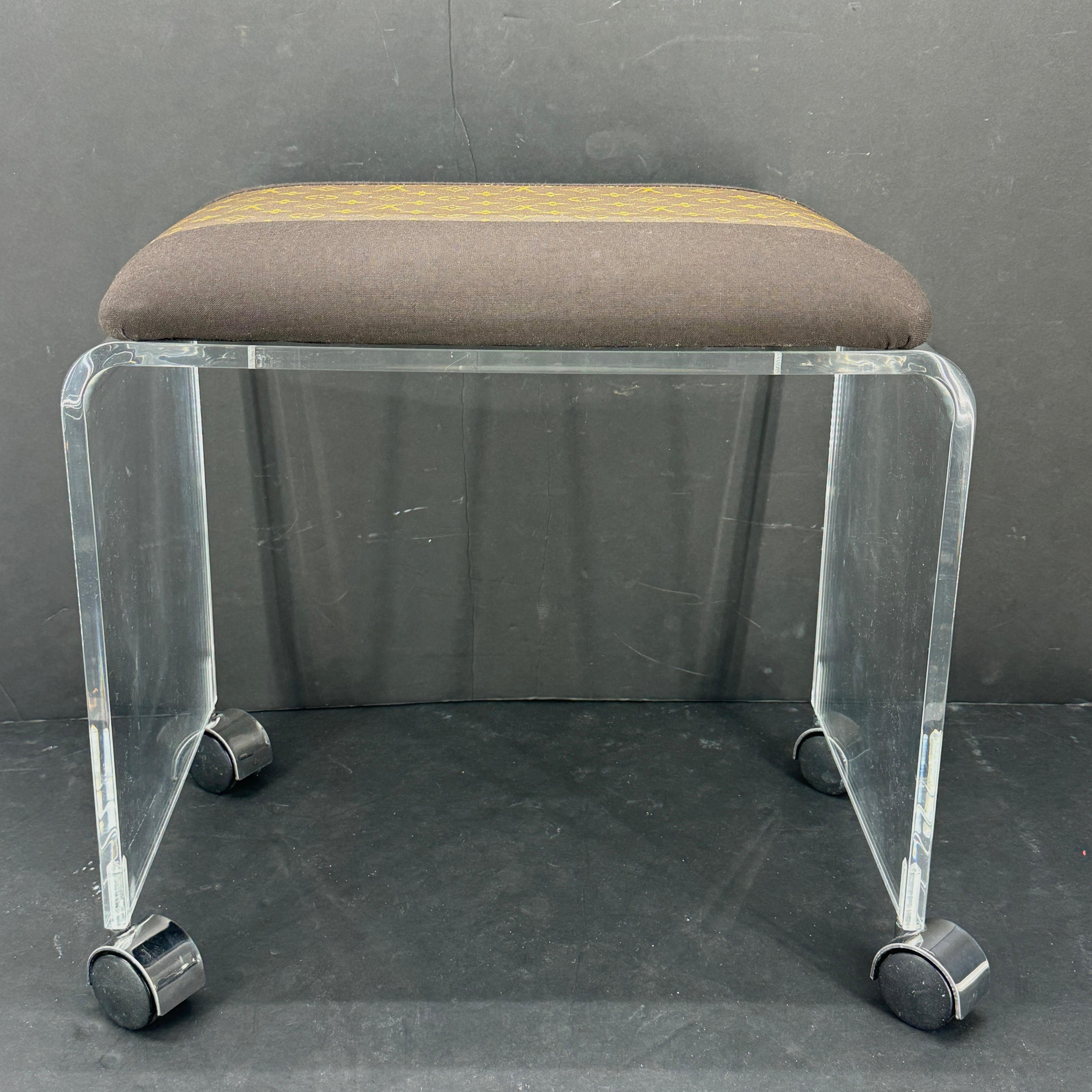 MCM Banc Tabouret Lucite tapissé de tissu Louis Vuitton Monogram en vente 6