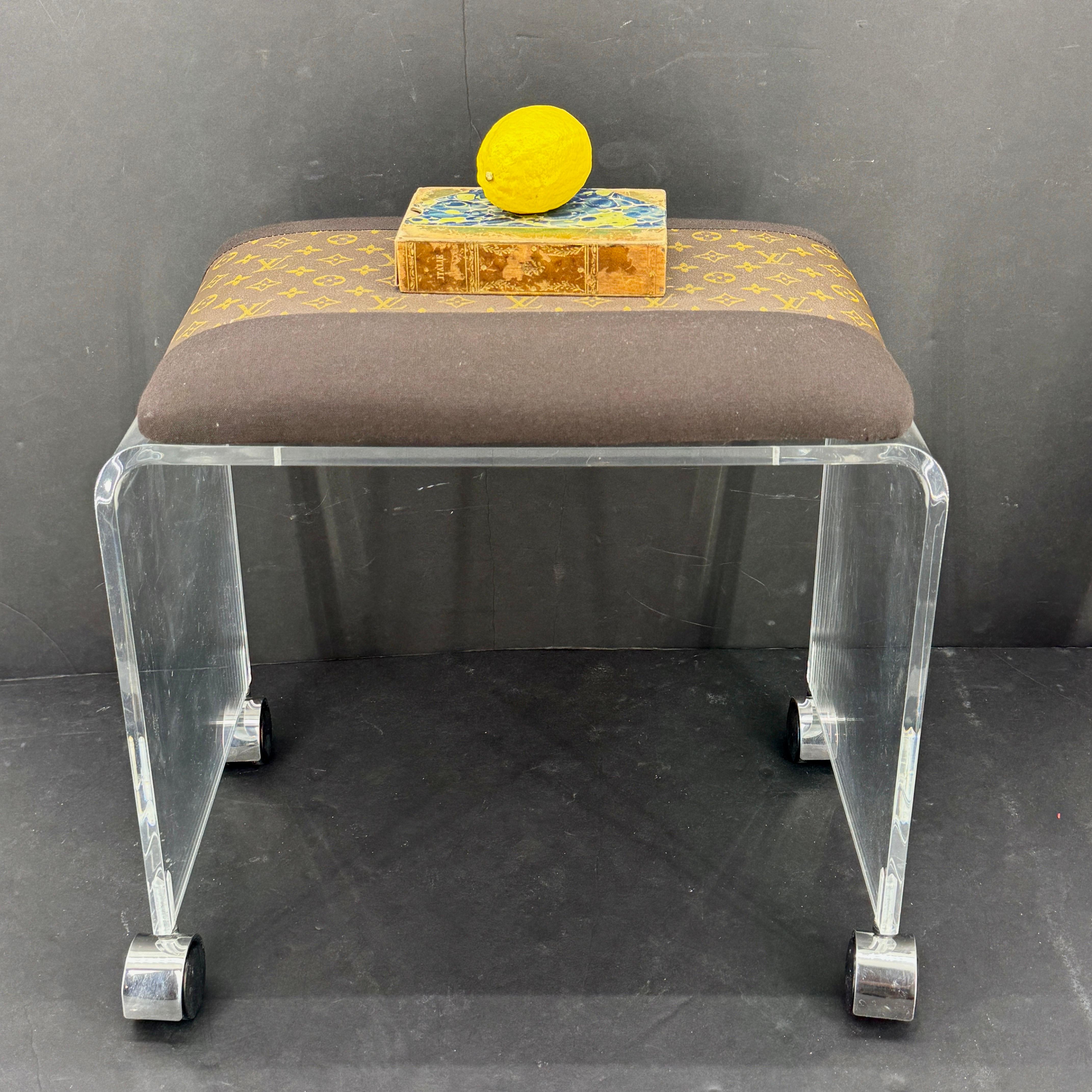 Français MCM Banc Tabouret Lucite tapissé de tissu Louis Vuitton Monogram en vente