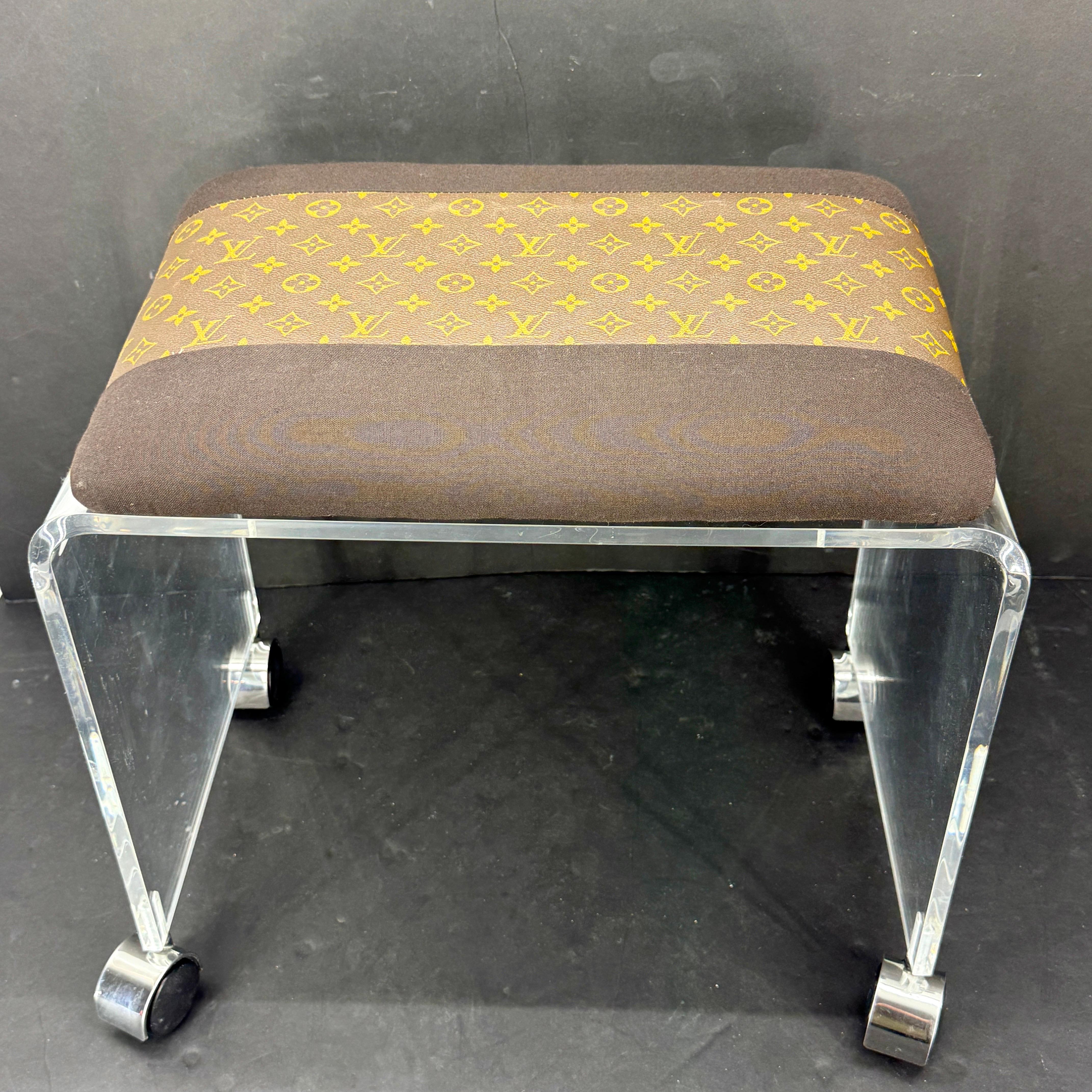 Fait main MCM Banc Tabouret Lucite tapissé de tissu Louis Vuitton Monogram en vente