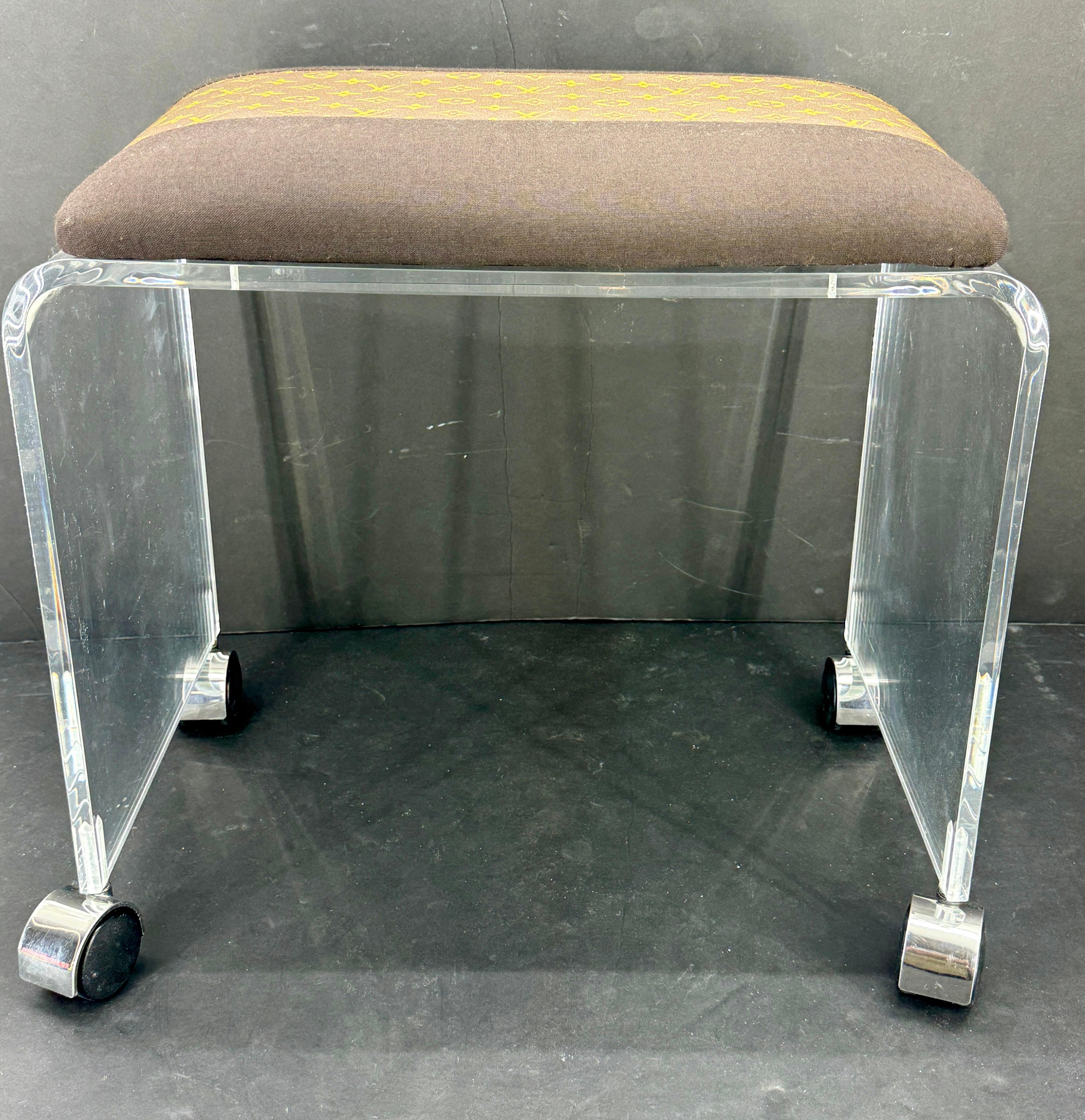 MCM Banc Tabouret Lucite tapissé de tissu Louis Vuitton Monogram Bon état - En vente à Haddonfield, NJ