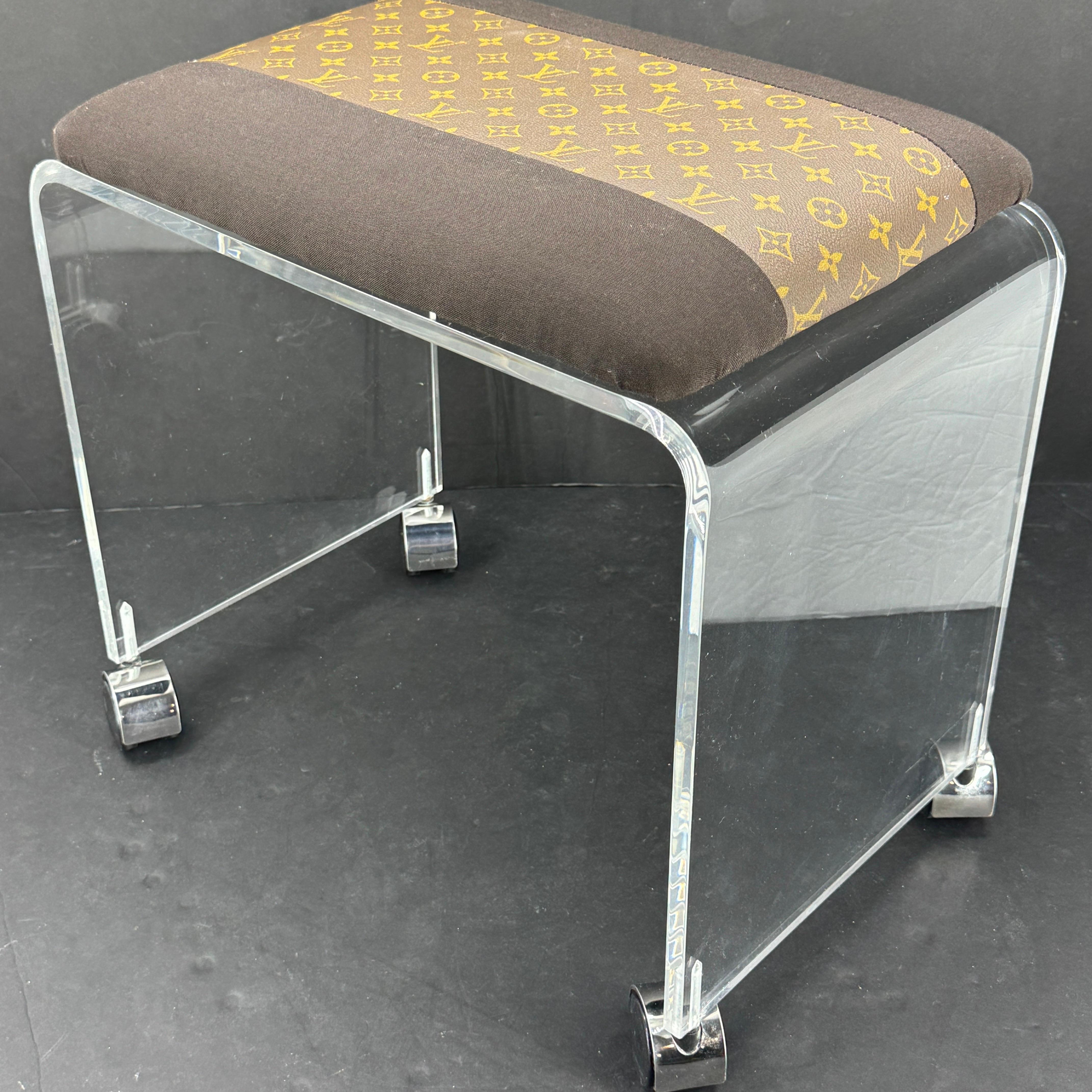 Fin du 20e siècle MCM Banc Tabouret Lucite tapissé de tissu Louis Vuitton Monogram en vente