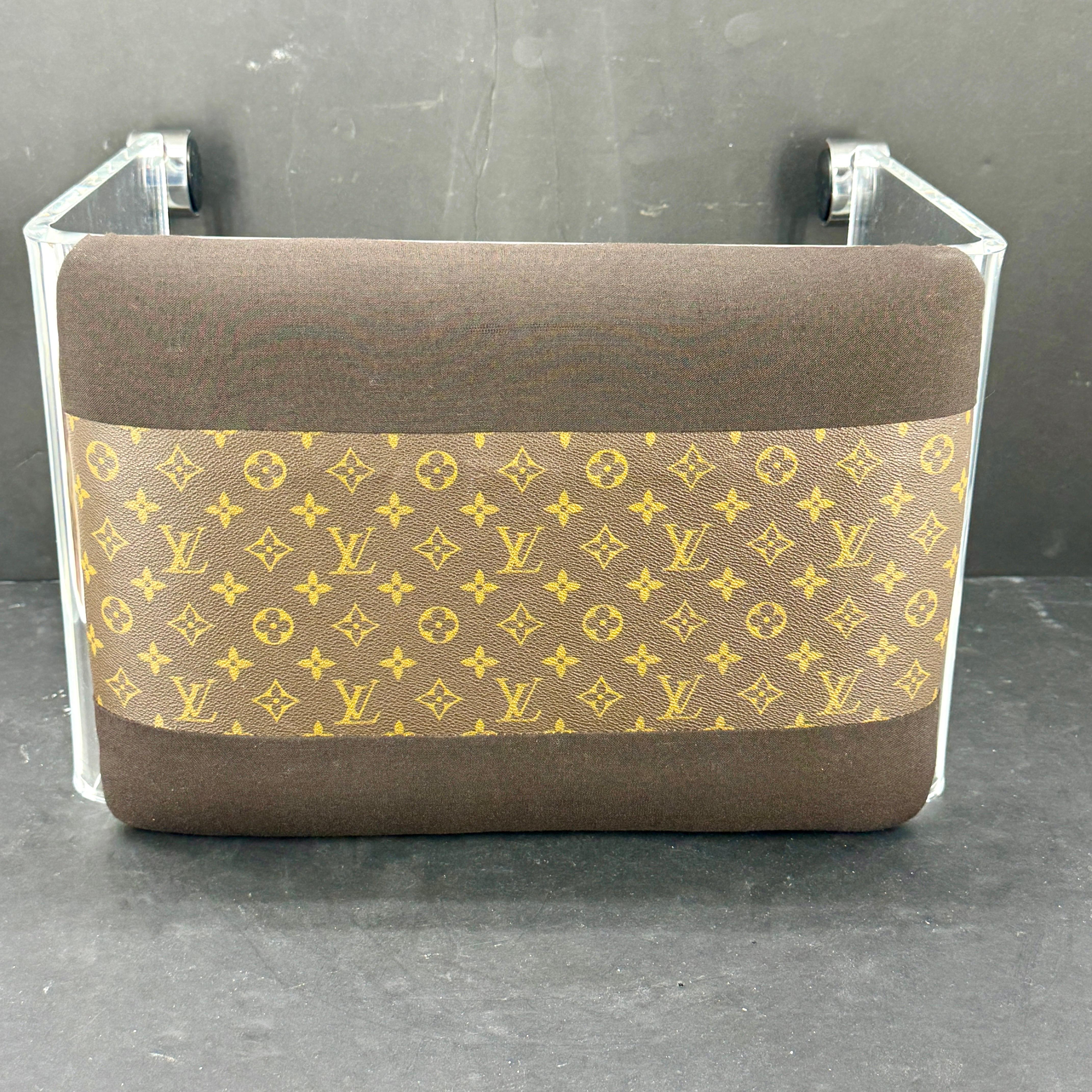 Tissu MCM Banc Tabouret Lucite tapissé de tissu Louis Vuitton Monogram en vente