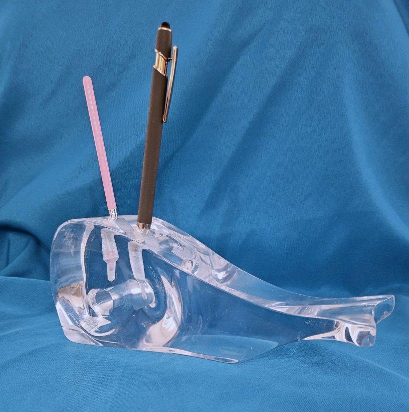 Scultura funzionale di MCM Lucite Whale d'epoca per scrivania o Vanity di Ritts Astrolite.
*****AVVISO: IL NOSTRO NEGOZIO 1ST DIBS CHIUDE ALLA FINE DI MAGGIO*****
Perfetta per l'appassionato di Mid-Century Modern che ama l'arte e le balene ma che