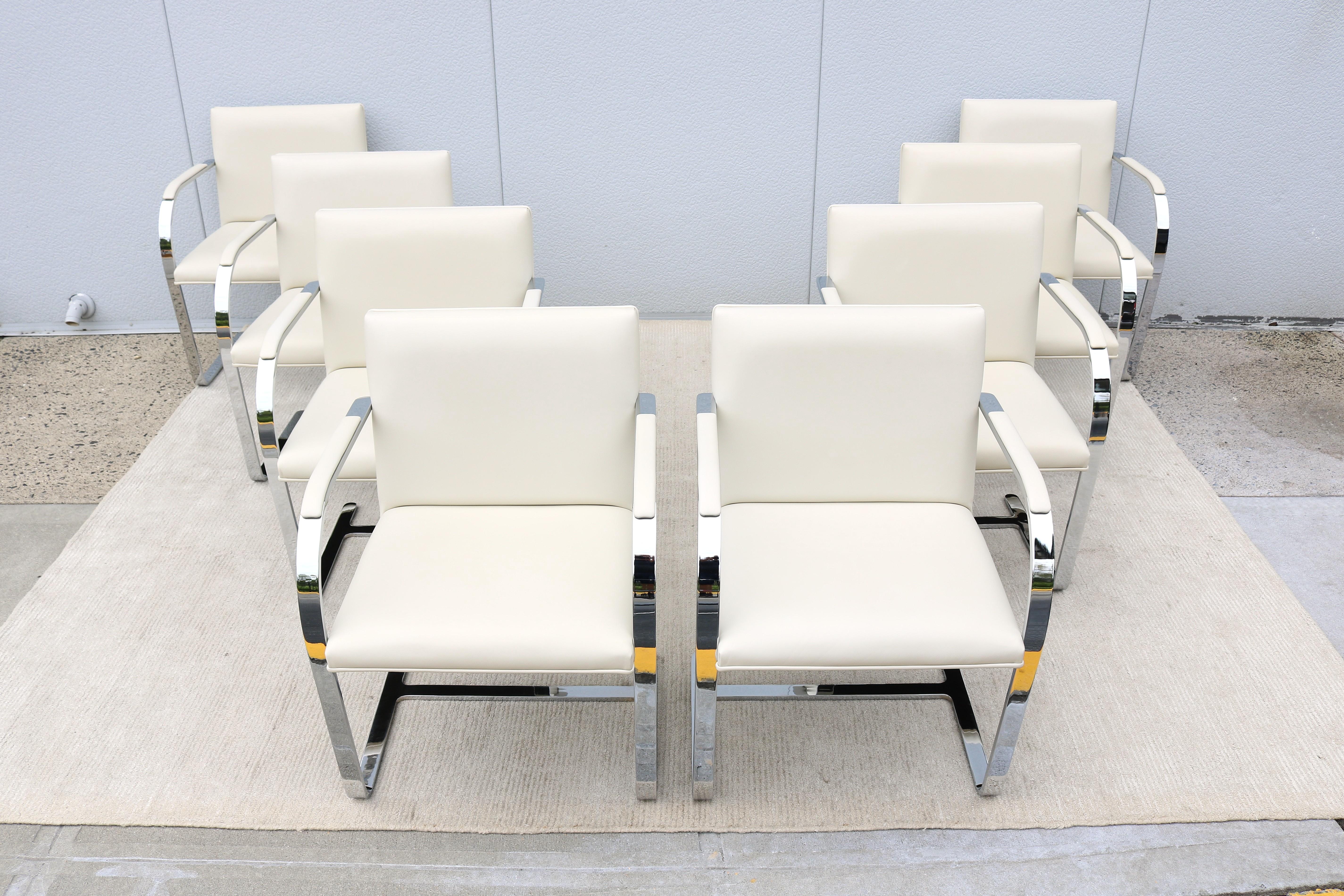 Favoloso set di 8 sedie Brno a barra piatta in pelle bianca crema di alta qualità.
Un'icona del modernismo di metà secolo, progettata da Ludwig Mies van der Rohe nel 1930 per la Tugendhat House di Brno, in Cecoslovacchia.
Uno dei design più popolari