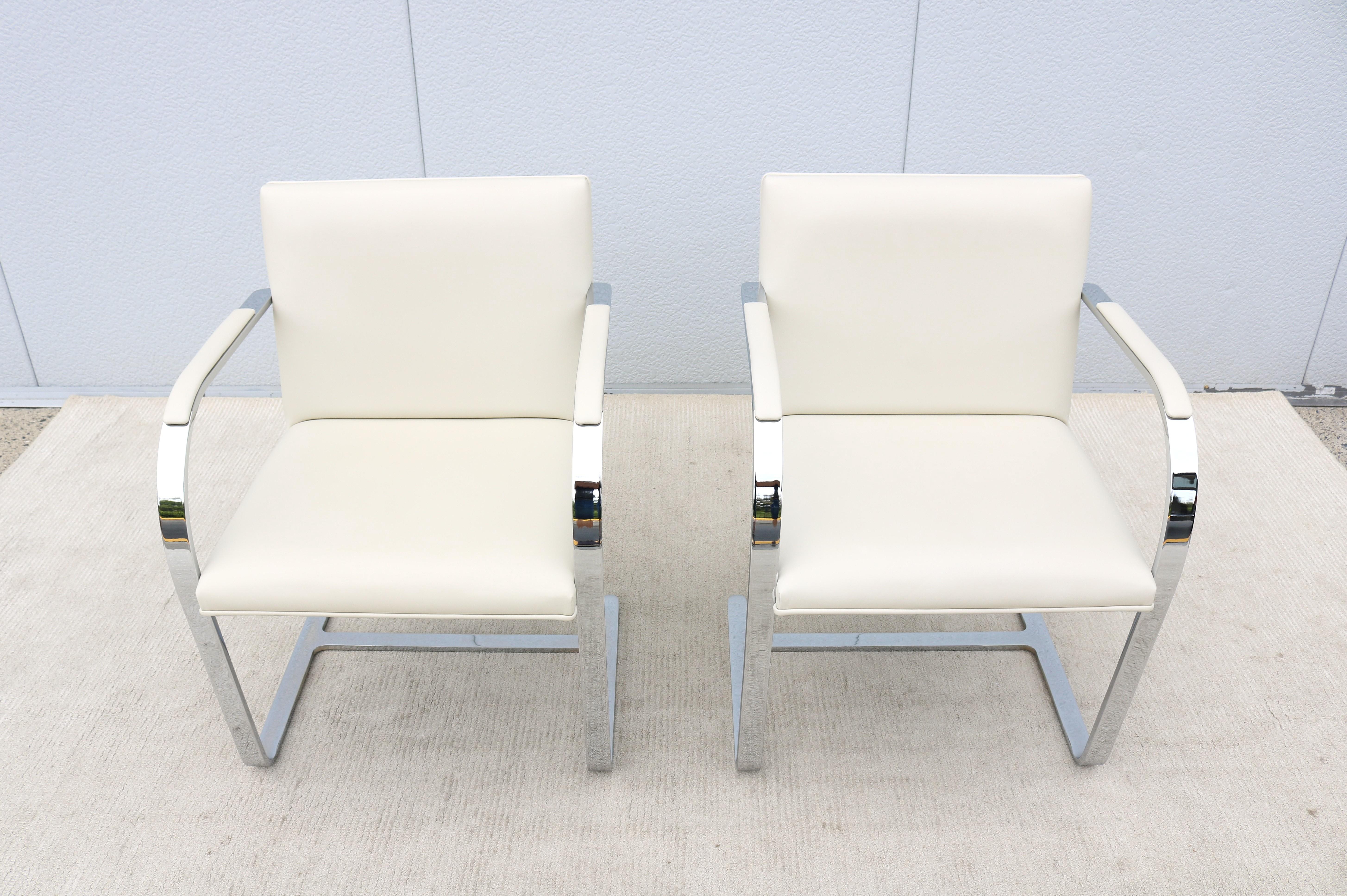 MCM Ludwig Mies van der Rohe Brno Weißes Leder Flache Barstühle von Gordon ein Paar im Angebot 2