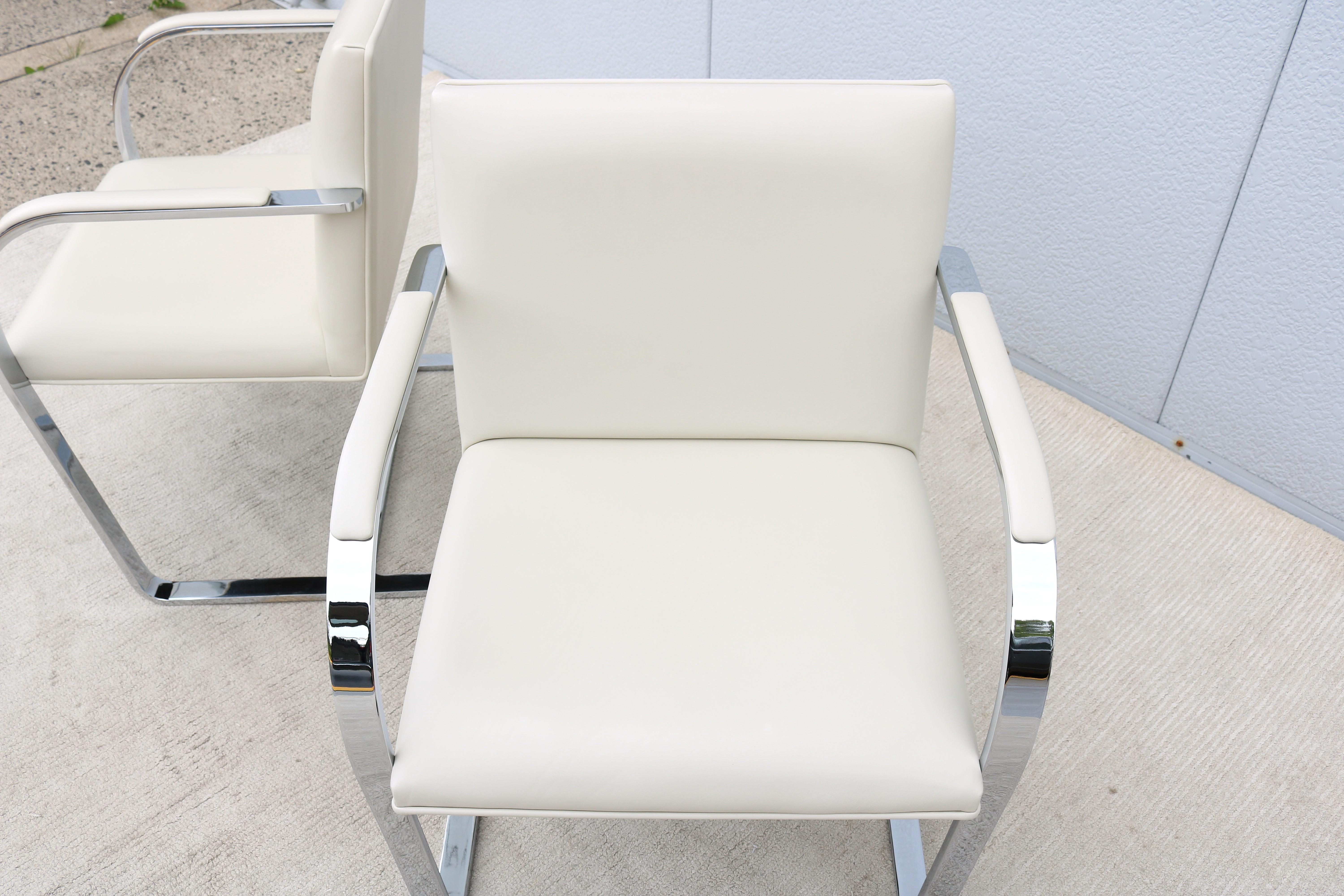MCM Ludwig Mies van der Rohe Brno Weißes Leder Flache Barstühle von Gordon ein Paar im Angebot 3
