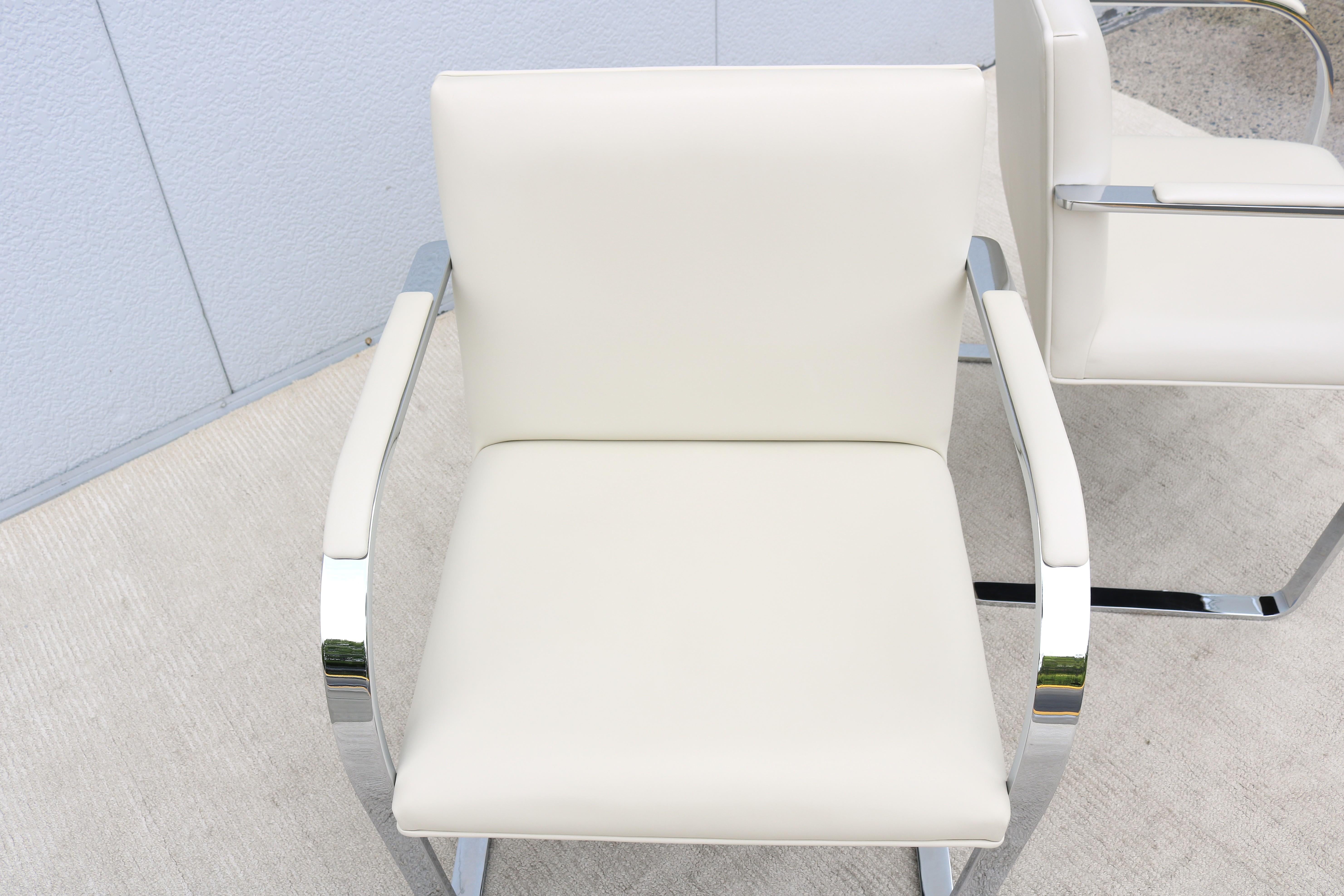 MCM Ludwig Mies van der Rohe Brno Weißes Leder Flache Barstühle von Gordon ein Paar im Angebot 4