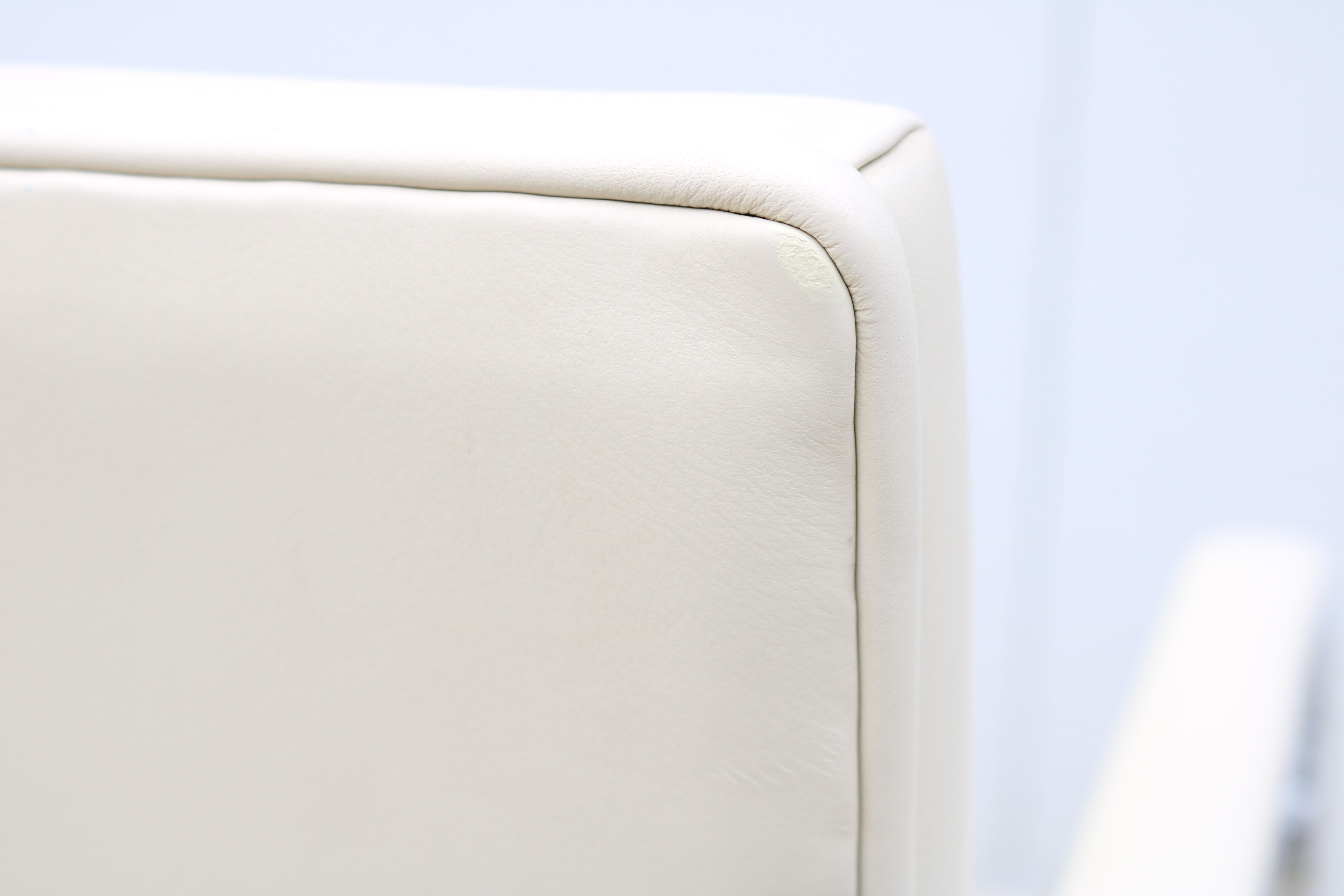 MCM Ludwig Mies van der Rohe Brno Weißes Leder Flache Barstühle von Gordon ein Paar im Angebot 7