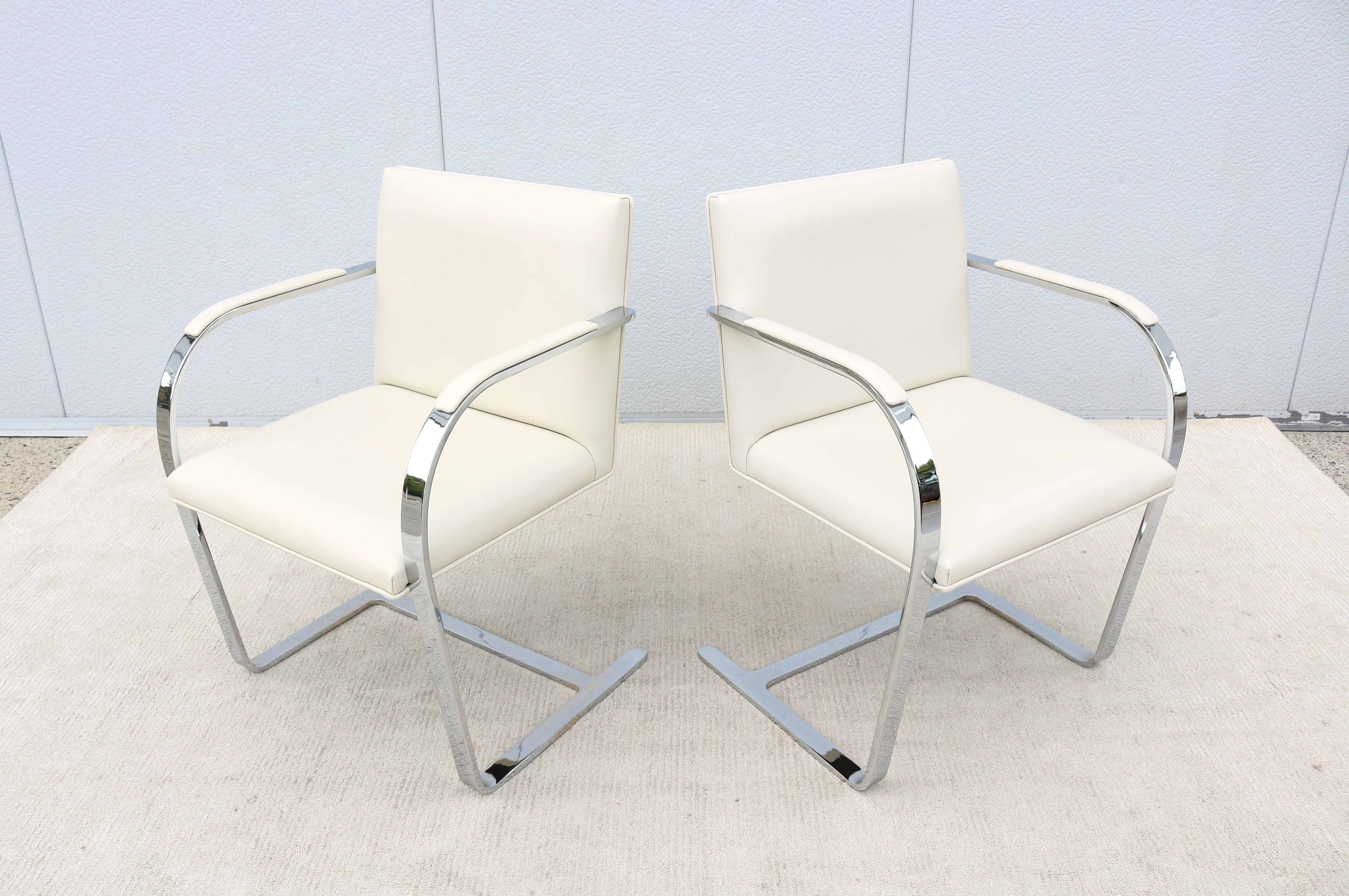 MCM Ludwig Mies van der Rohe Brno Weißes Leder Flache Barstühle von Gordon ein Paar (Moderne der Mitte des Jahrhunderts) im Angebot