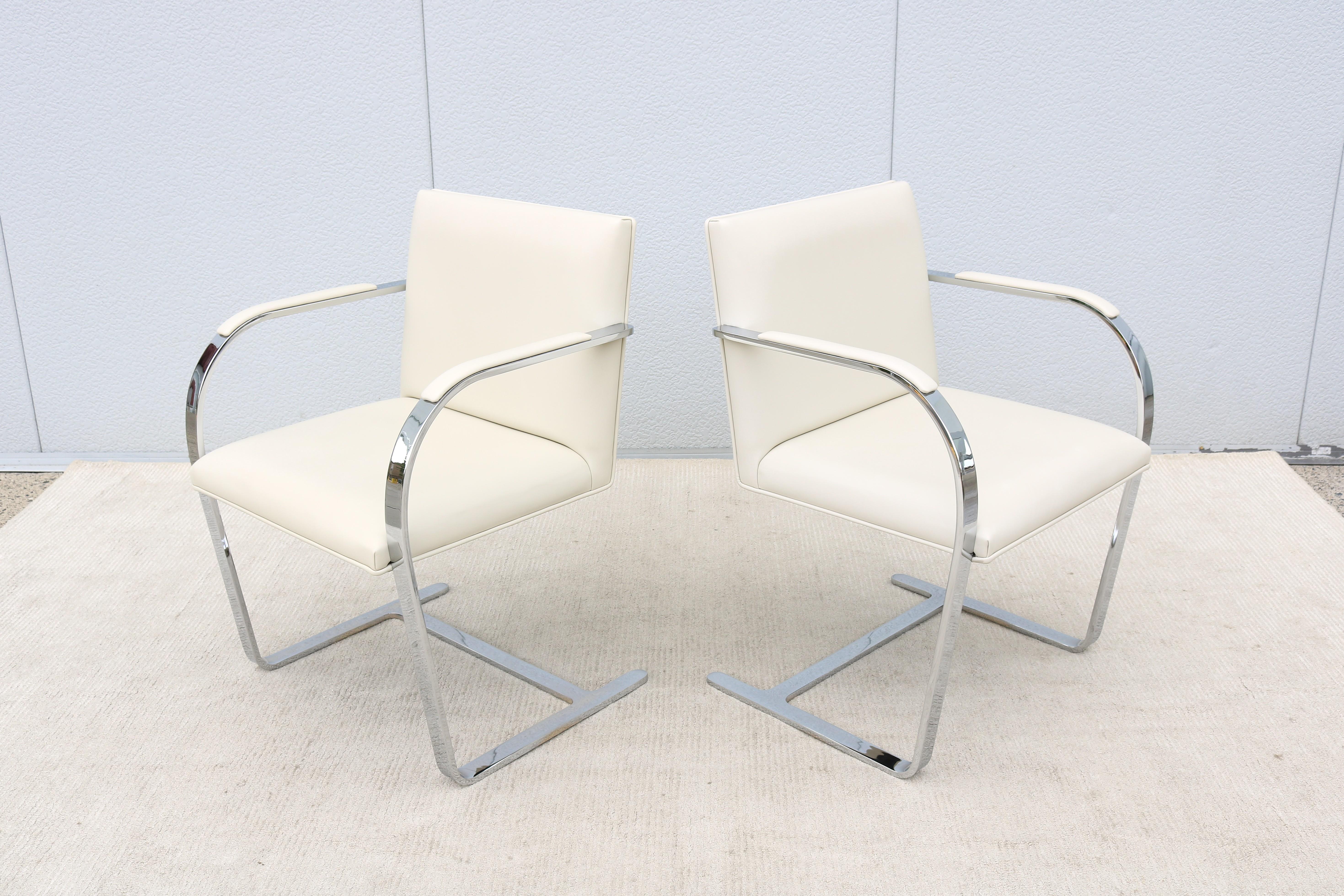 MCM Ludwig Mies van der Rohe Brno Weißes Leder Flache Barstühle von Gordon ein Paar (amerikanisch) im Angebot
