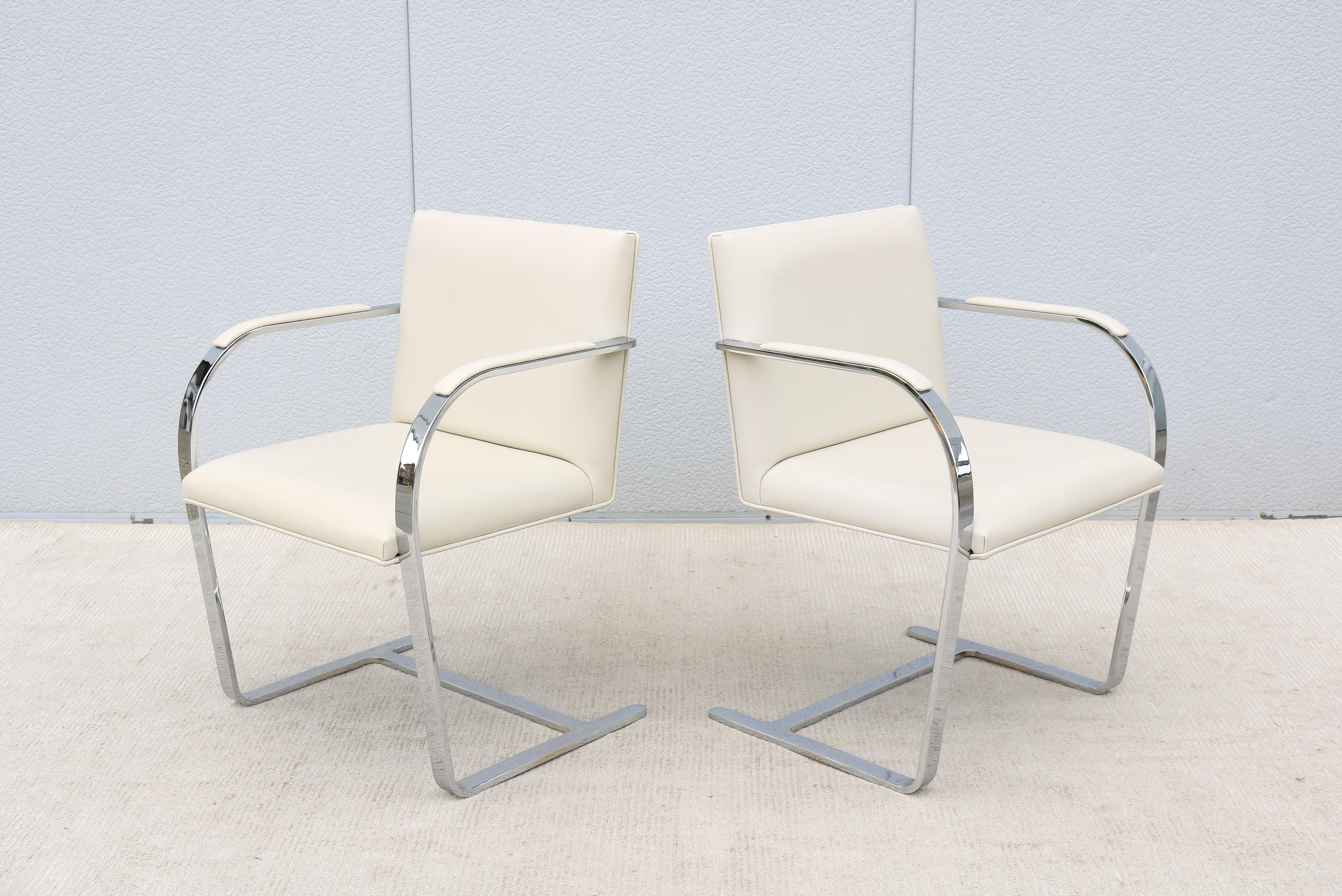 MCM Ludwig Mies van der Rohe Brno Weißes Leder Flache Barstühle von Gordon ein Paar (Beschichtet) im Angebot