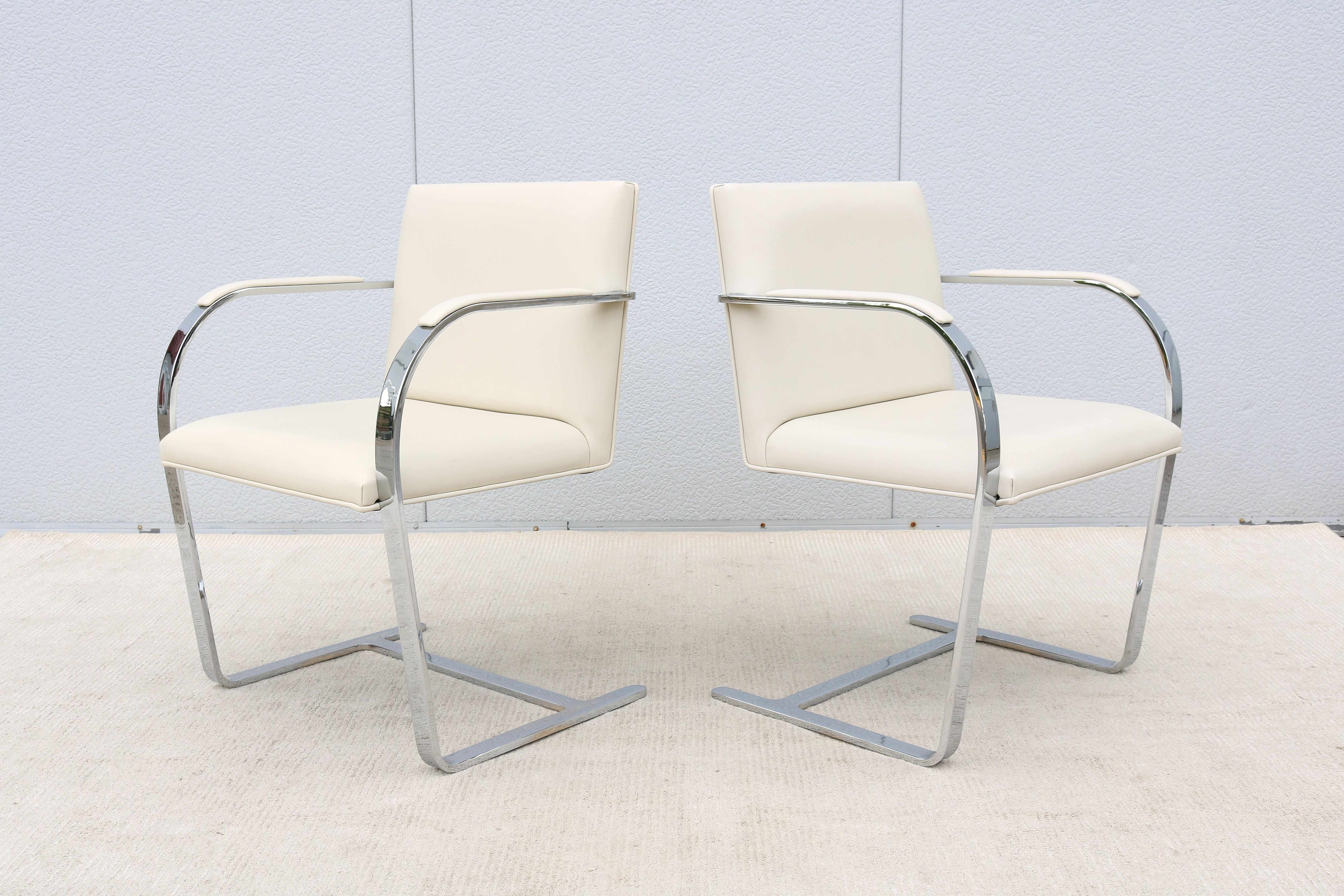 MCM Ludwig Mies van der Rohe Brno Weißes Leder Flache Barstühle von Gordon ein Paar im Zustand „Hervorragend“ im Angebot in Secaucus, NJ