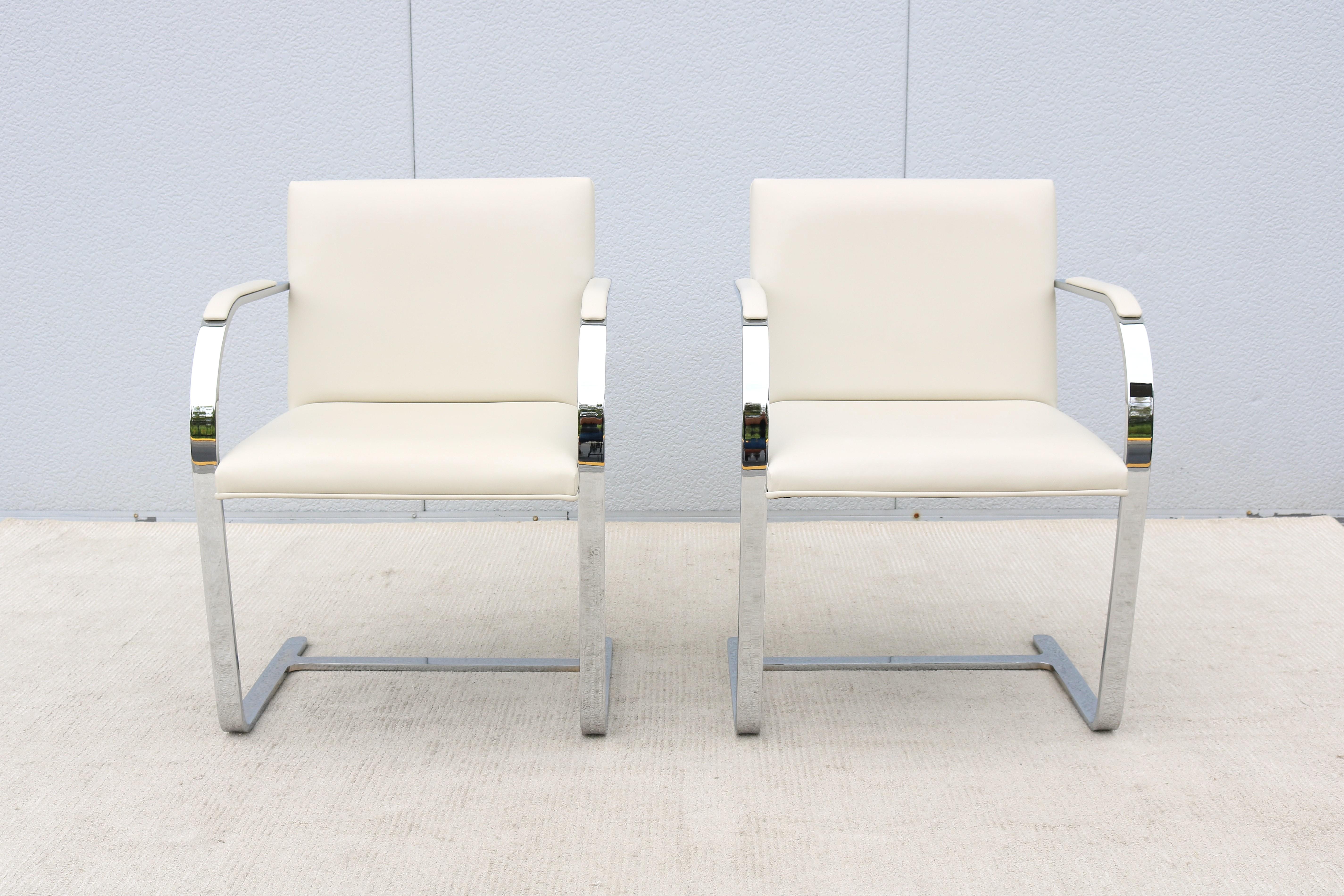 MCM Ludwig Mies van der Rohe Brno Weißes Leder Flache Barstühle von Gordon ein Paar (21. Jahrhundert und zeitgenössisch) im Angebot
