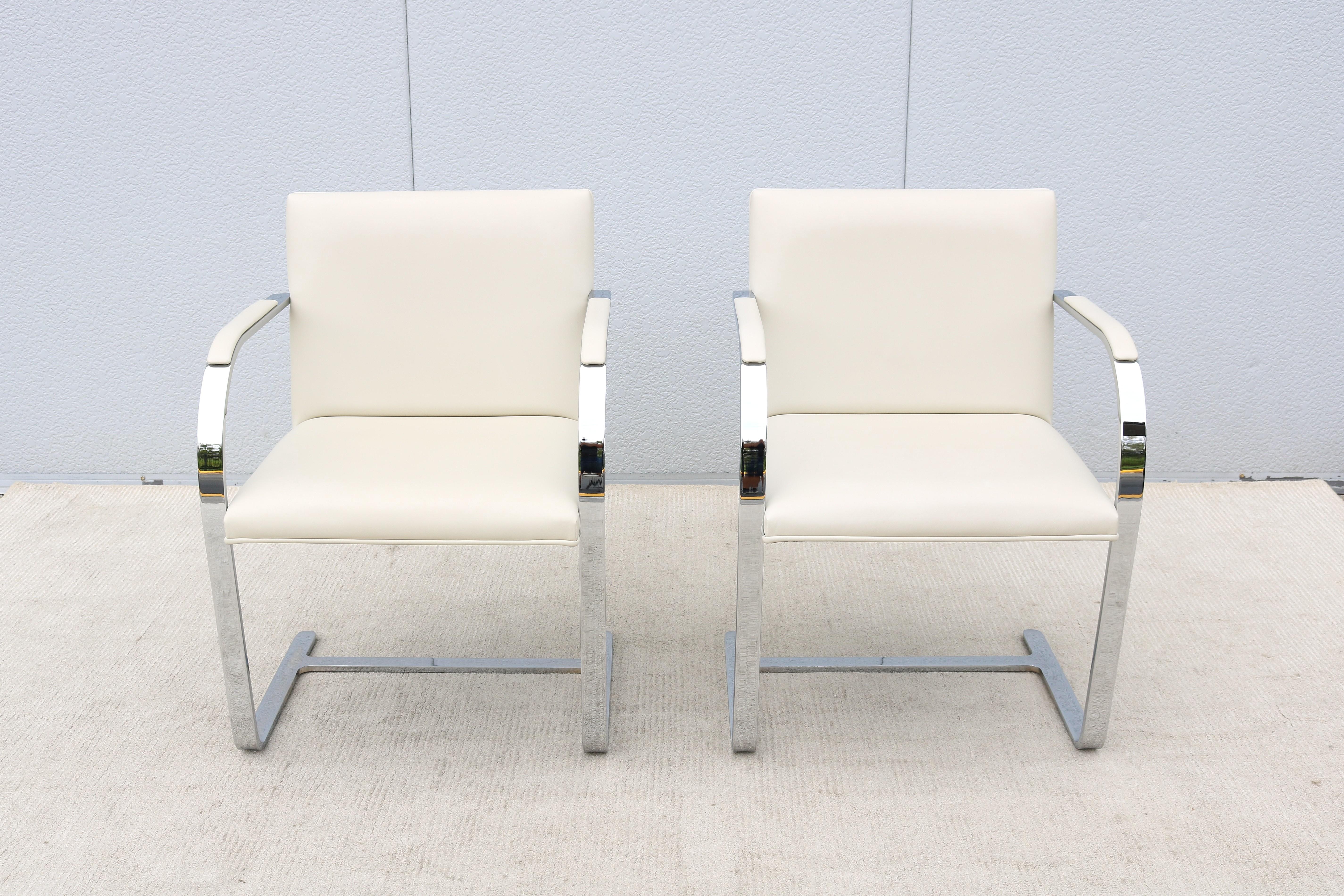 MCM Ludwig Mies van der Rohe Brno Weißes Leder Flache Barstühle von Gordon ein Paar (Stahl) im Angebot