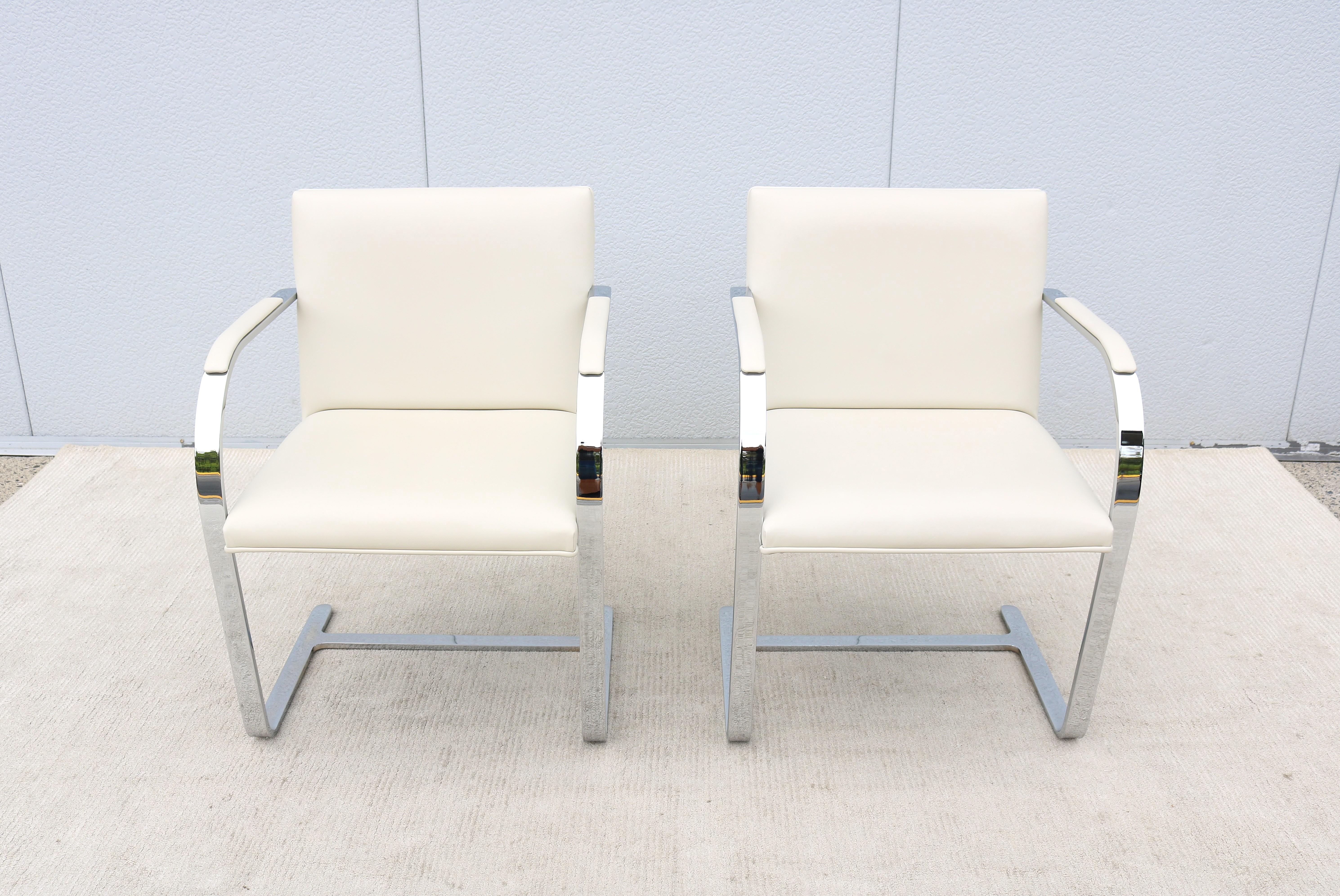 MCM Ludwig Mies van der Rohe Brno Weißes Leder Flache Barstühle von Gordon ein Paar im Angebot 1