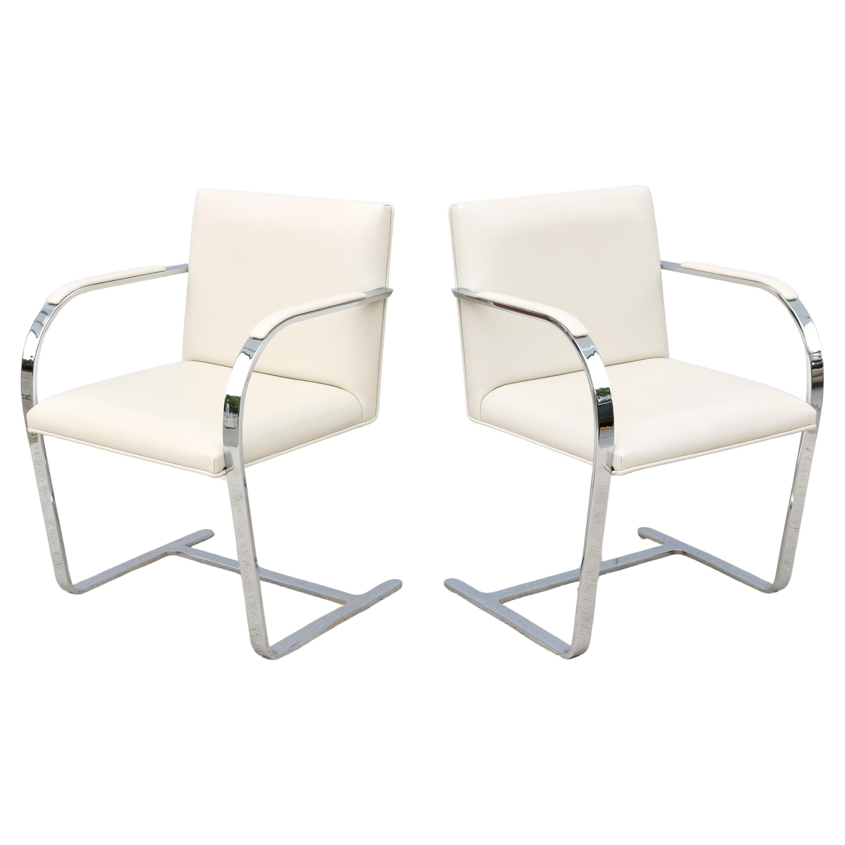MCM Ludwig Mies van der Rohe Brno Sedie da bar piatte in pelle bianca di Gordon a coppia