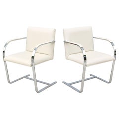 MCM Ludwig Mies van der Rohe Brno Sedie da bar piatte in pelle bianca di Gordon a coppia