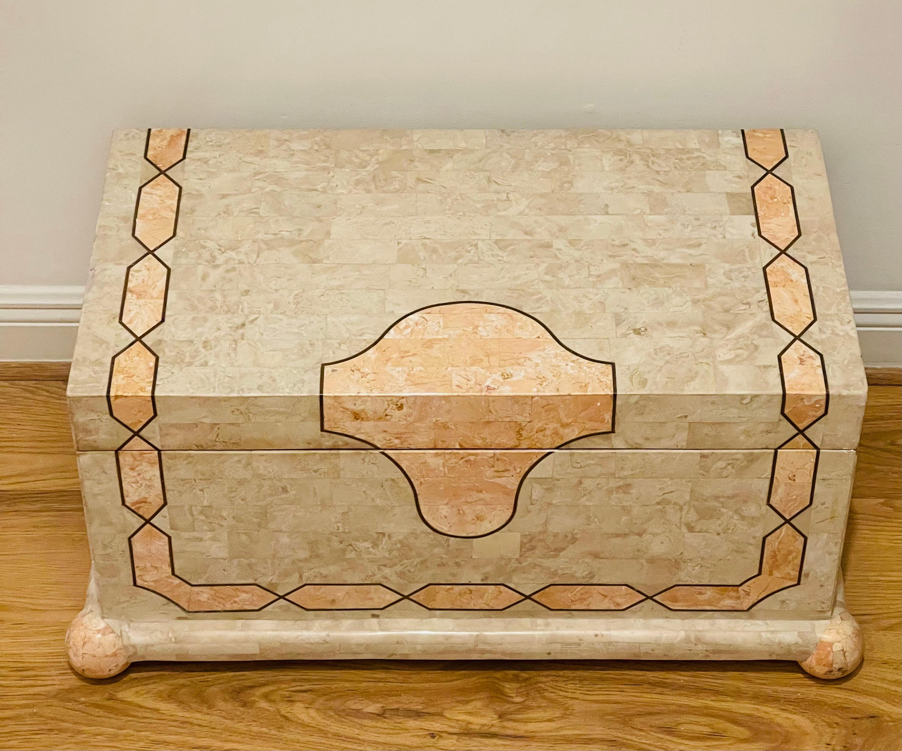 Comodino a baule della metà del secolo scorso in marmo beige e rosa con nappe e ottone, su piedi a sfera. Grande pezzo decorativo d'epoca.