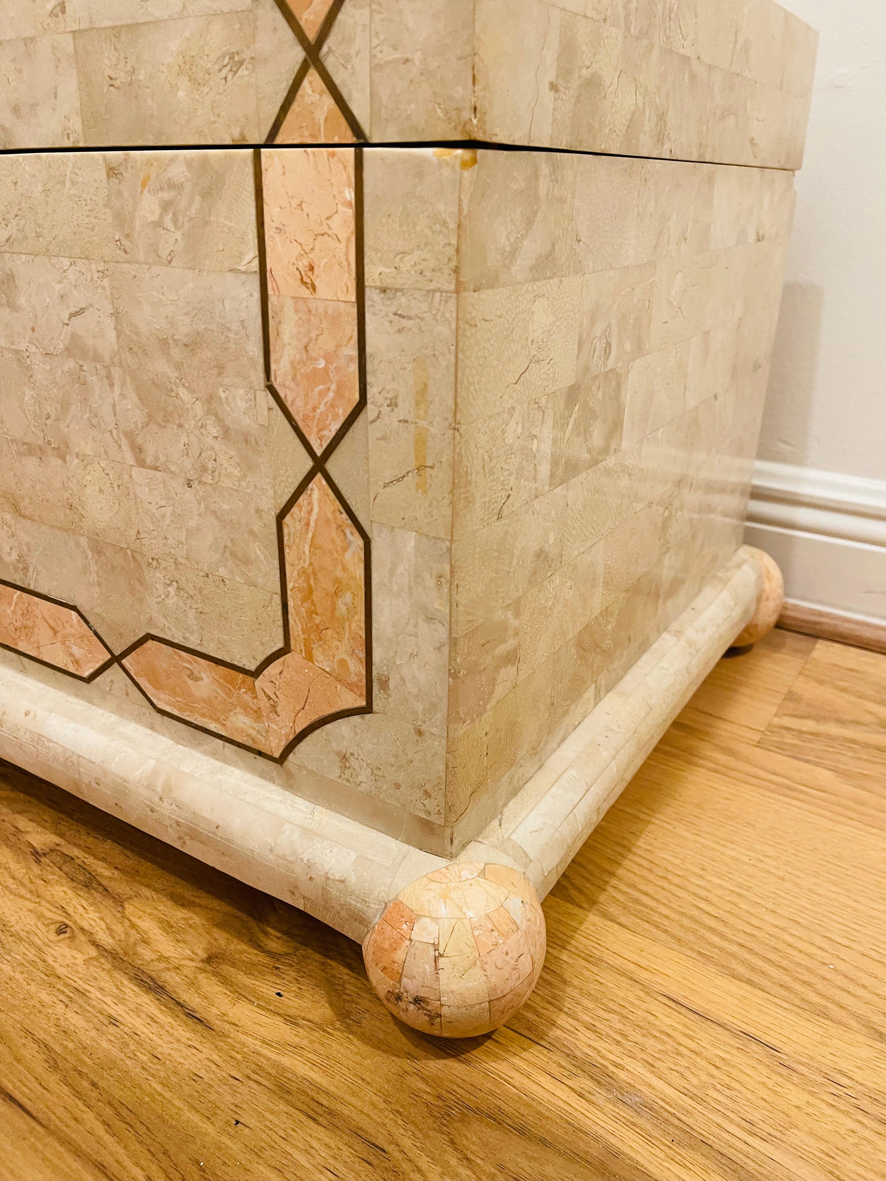Americano Commode a baule in marmo con nappe di MCM Maitland Smith in vendita