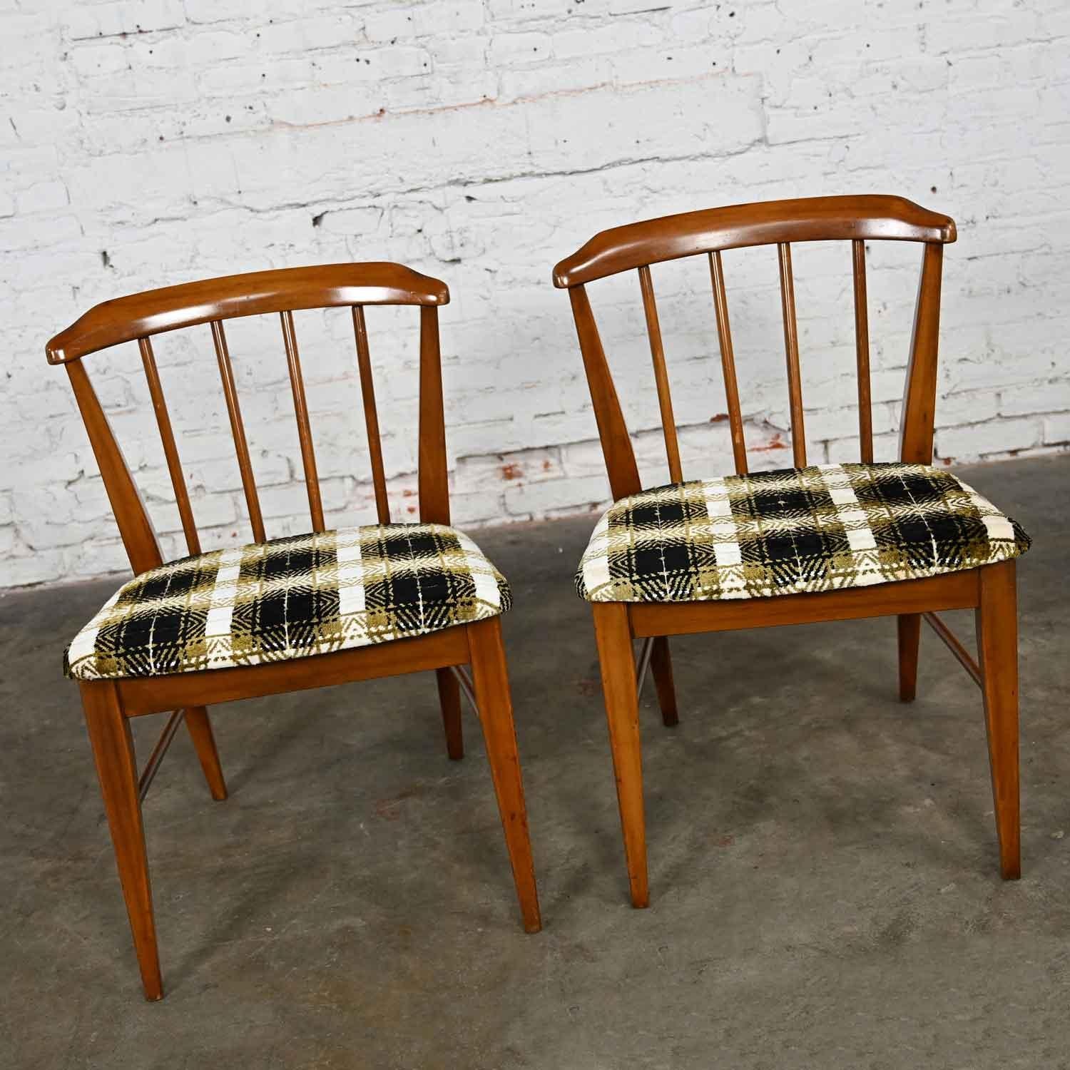 20th Century MCM Maple Spindle Barrel Back Dining Chairs 2 Side 2 Arm Attr Statesville Chair 
