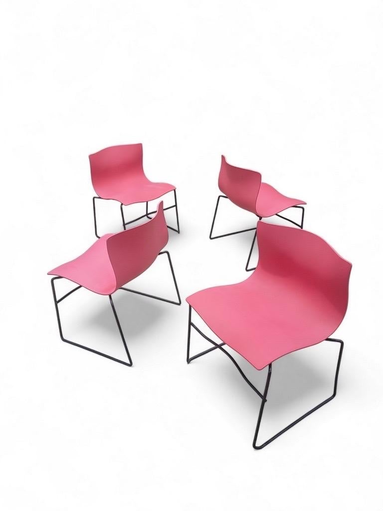 Mid Century Modern Massimo und Lella Vignelli für Knoll International Taschentuch Stühle in Rot - 4 Stück Set

Dieser Taschentuchstuhl wurde 1983 von dem Ehepaar Massimo und Lella Vignelli entworfen, als sie zu Knoll zurückkehrten. Unter Verwendung