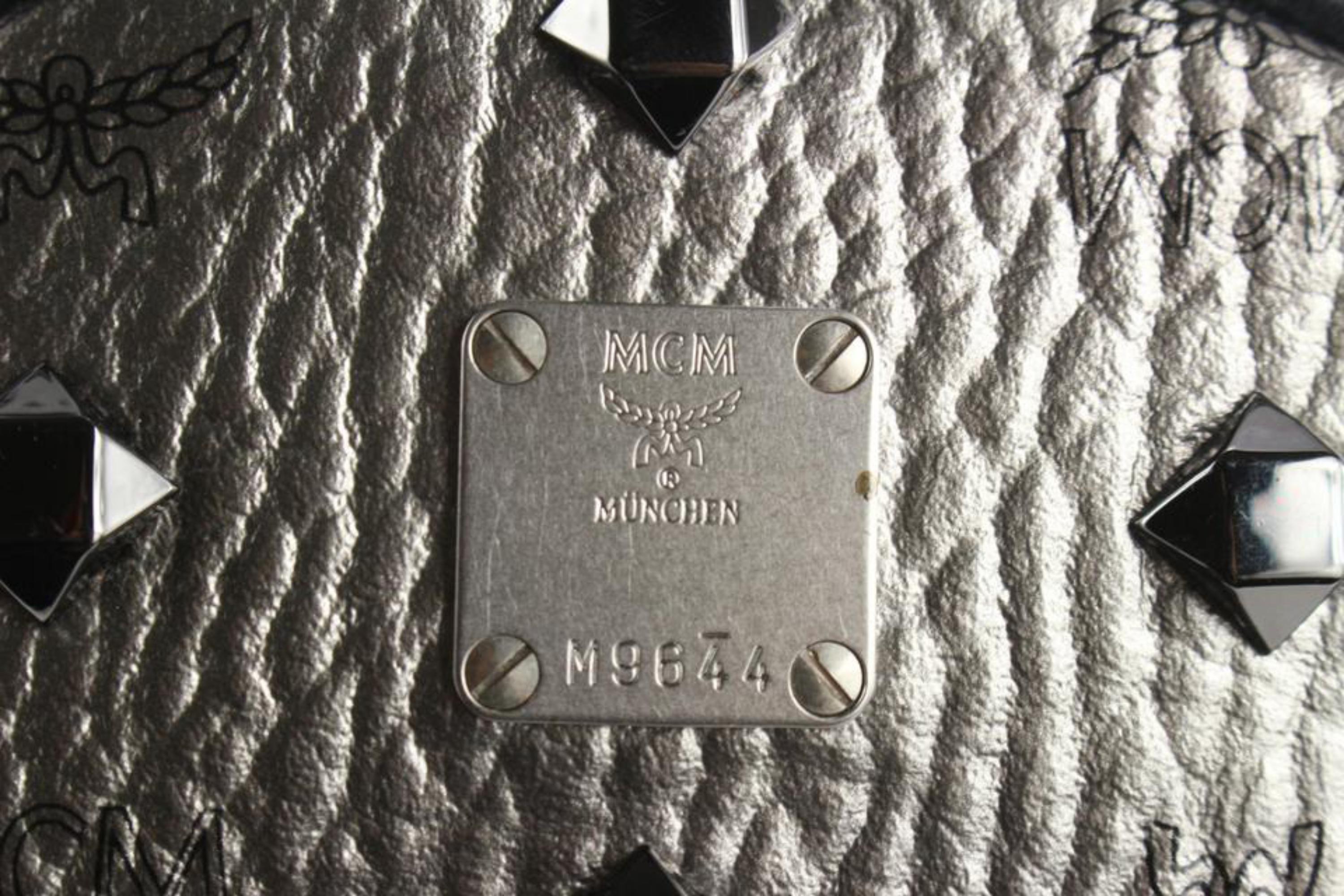 Petite clous d'oreilles étoilés cloutés Visetos en argent métallisé avec monogramme MCM 115m19 Bon état - En vente à Dix hills, NY