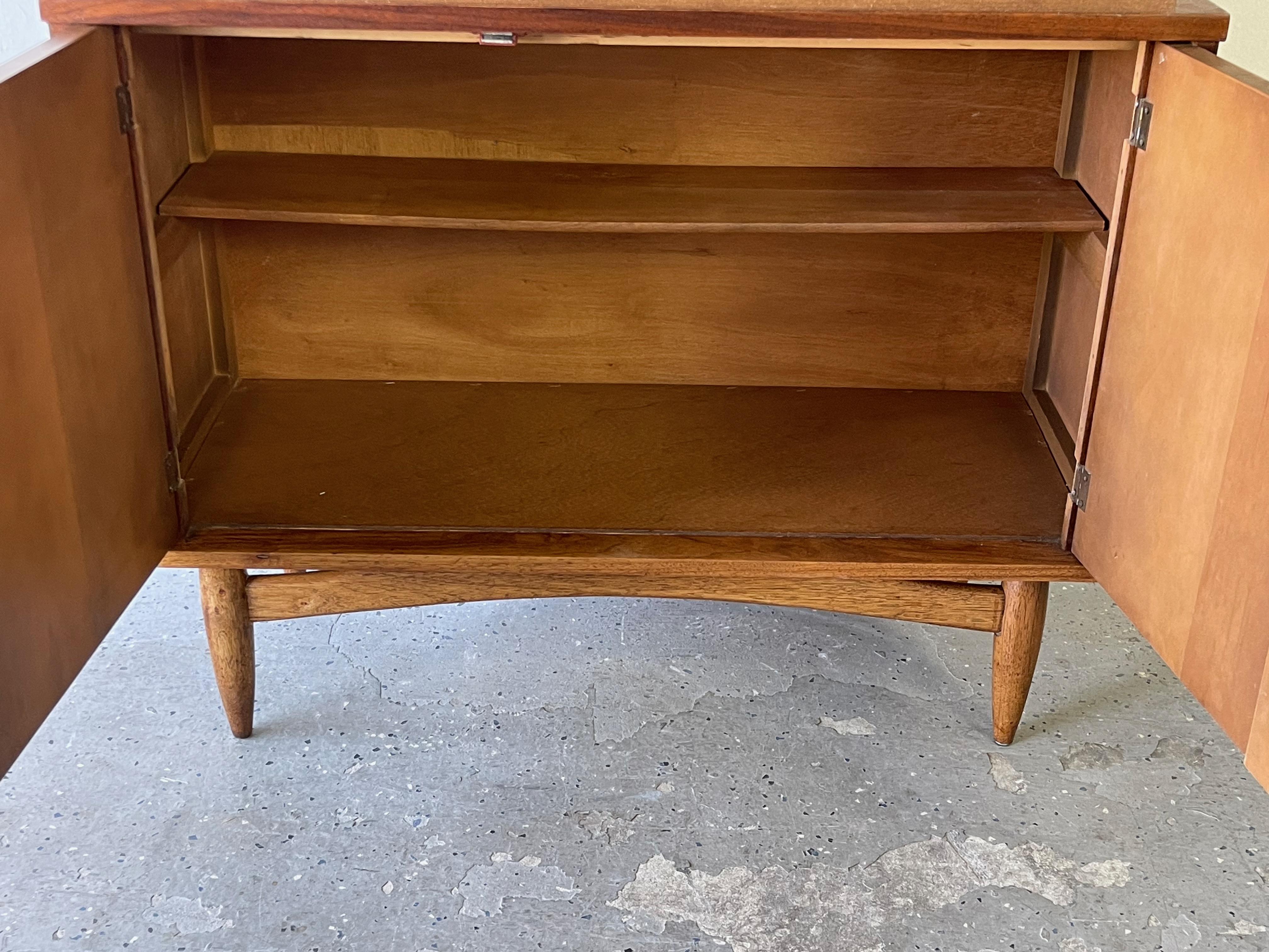 Mid-20th Century MCM Mid-Century Modern Hutch China Display Cabinet