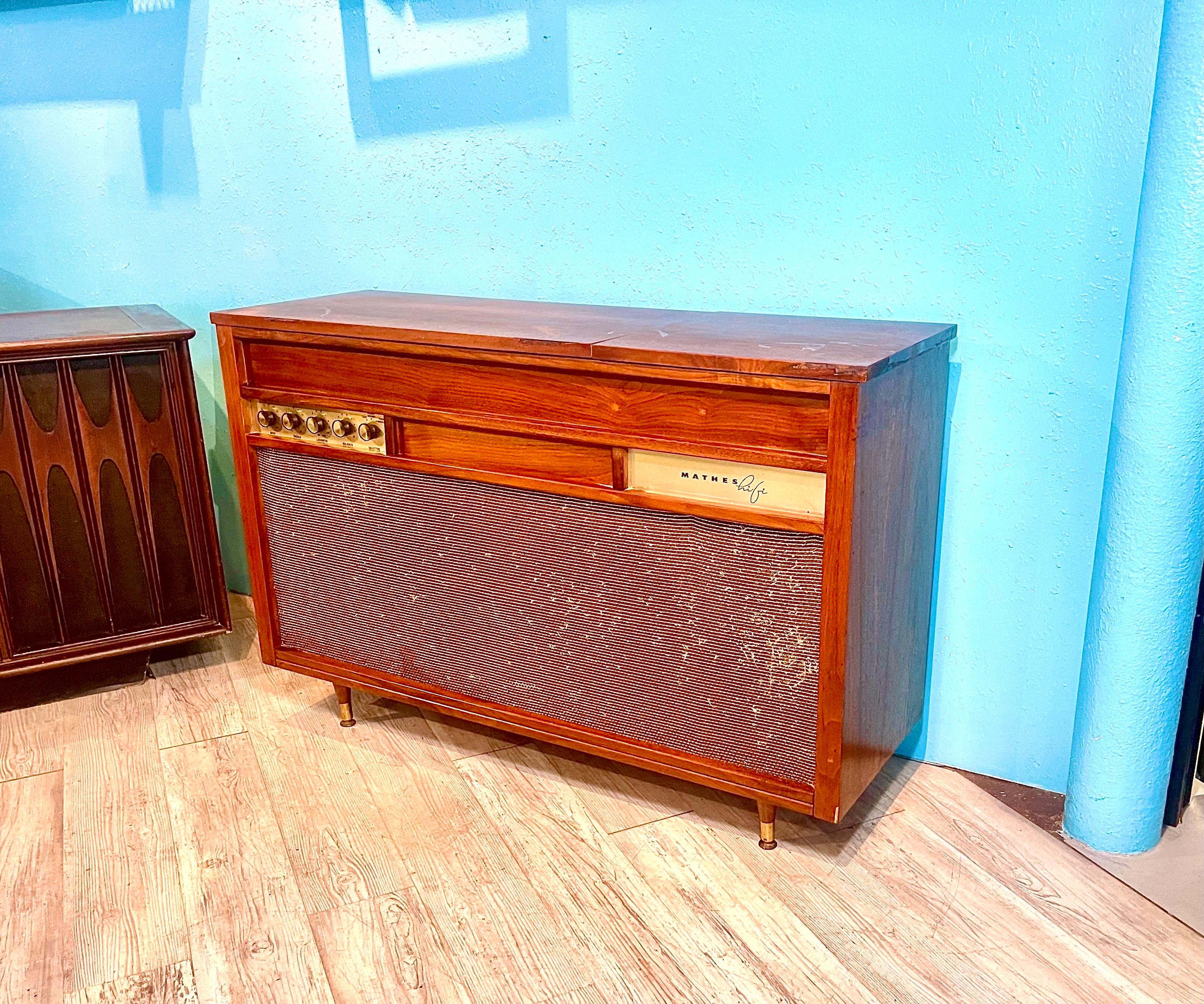 MCM mid century modern stereo console modernization options In Good Condition In Madison, WI