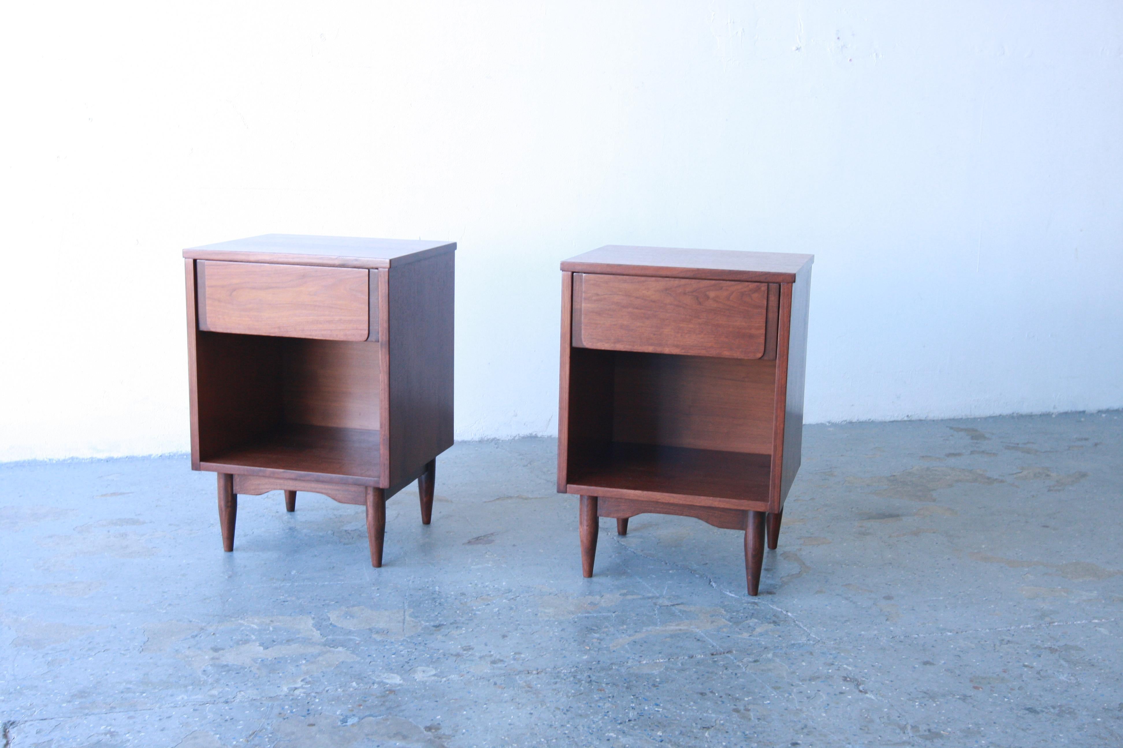 Tables de chevet Vintage Mainline by Hooker Furniture des années 1960 en bois de noyer à un seul tiroir. La table de nuit dispose d'un espace de rangement ouvert en dessous et est marquée à l'intérieur du tiroir. Réaménagement et restauration