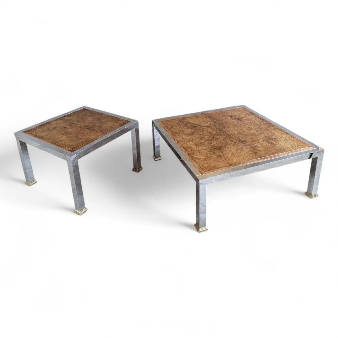 Table basse et table d'appoint en chrome et laiton à plateau carré en bois d'Oliver de Milo - Lot de 2

Chaque table présente un plateau en bois d'olivier ronceux, complété par une base en chrome et en laiton, créant une esthétique sophistiquée