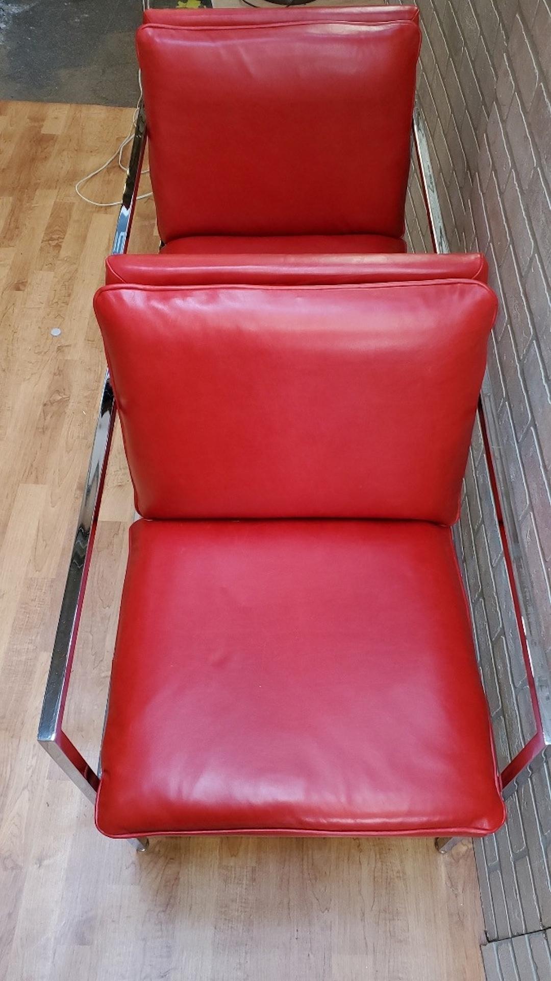 20ième siècle Chaises à structure chromée MCM Milo Baughman nouvellement recouvertes de cuir - Paire de 2