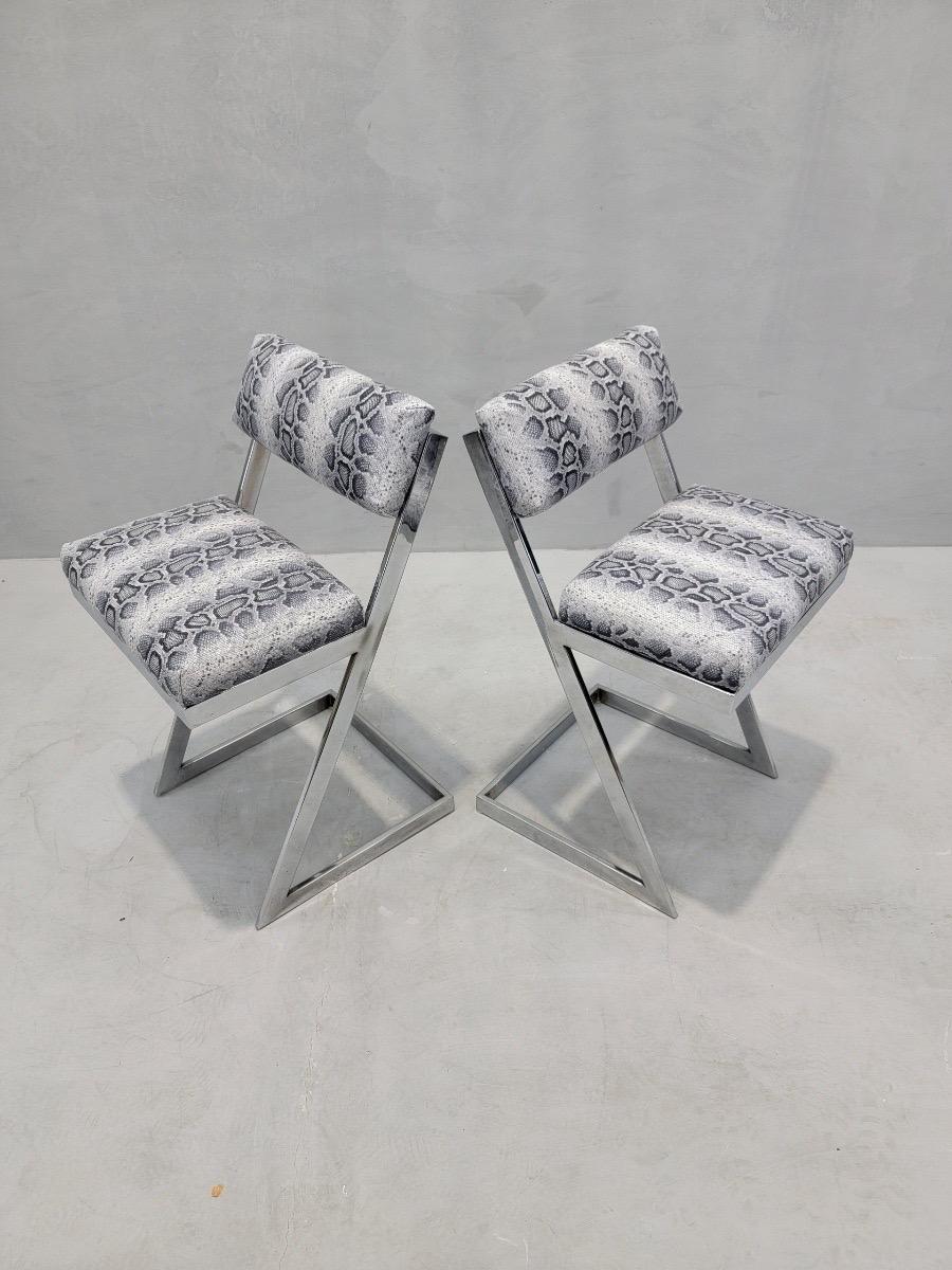 Tabourets de vanité en chrome Z à barre plate Milo Baughman, moderne du milieu du siècle, nouvellement recouverts de cuir italien imprimé python - Paire 

Mettez en valeur l'attrait moderne de votre espace de vie avec cette paire de tabourets de