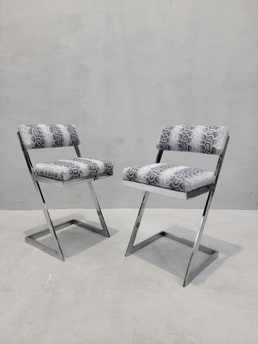 Américain MCM Milo Baughman DIA Chrome Z Flat-Bar Vanity Stools Newly Upholstered - Pair en vente