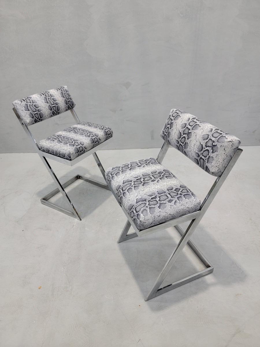 MCM Milo Baughman DIA Chrome Z Flat-Bar Vanity Stools Newly Upholstered - Pair Bon état - En vente à Chicago, IL