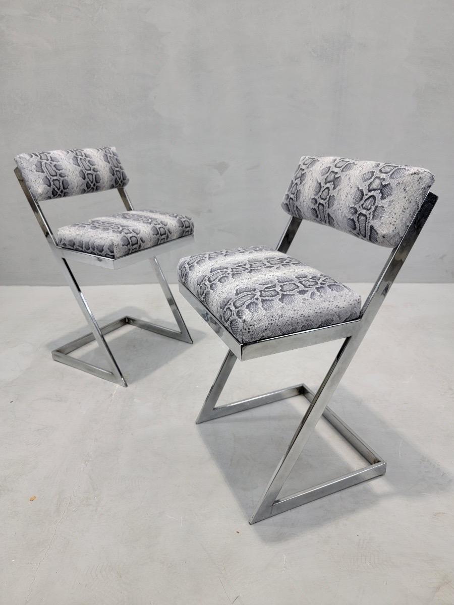 20ième siècle MCM Milo Baughman DIA Chrome Z Flat-Bar Vanity Stools Newly Upholstered - Pair en vente
