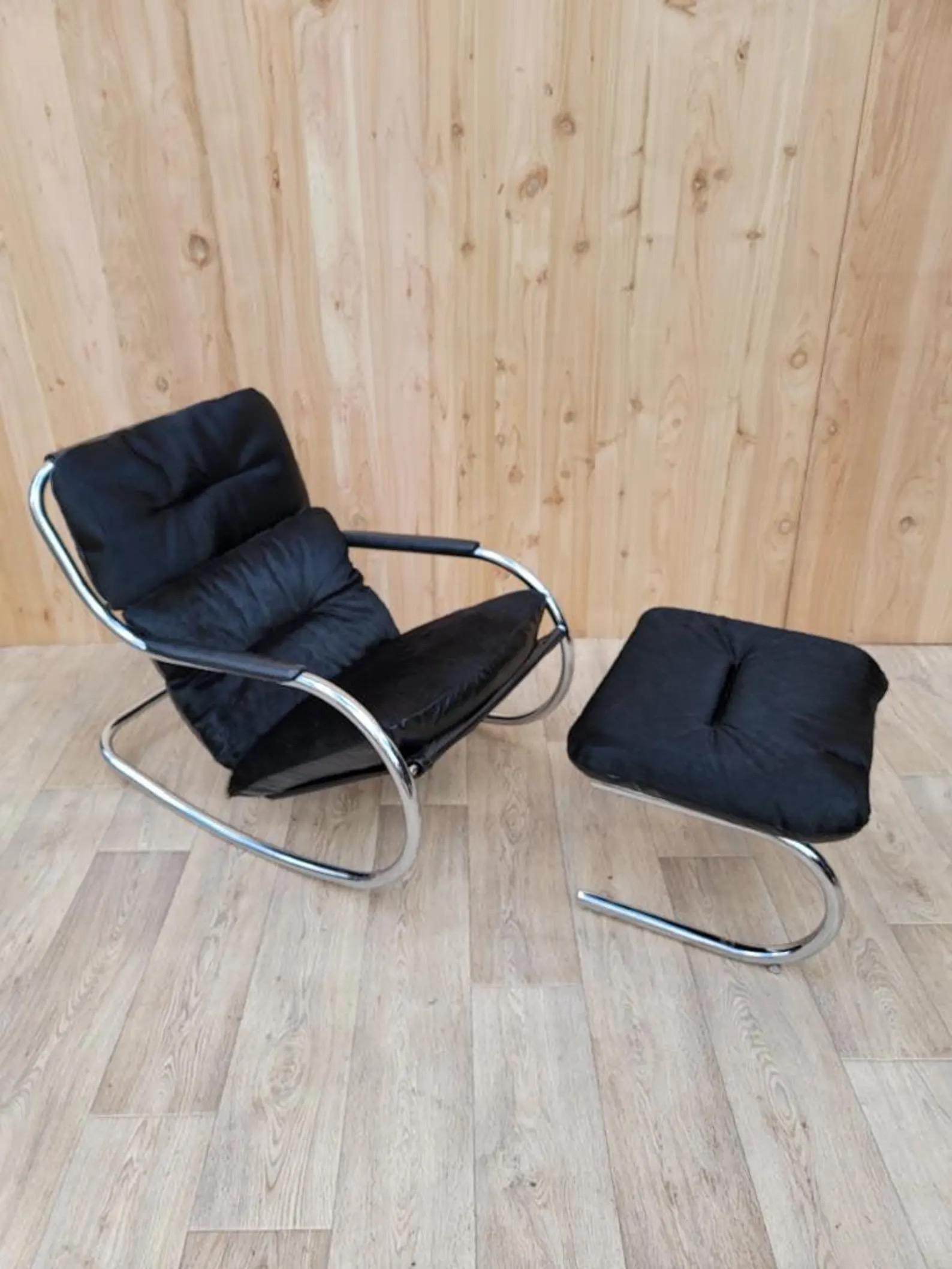 Mid-Century moderno Dondolo e pouf di Milo Baughman rivestiti in pelle nera e pelle di mucca di MCM in vendita