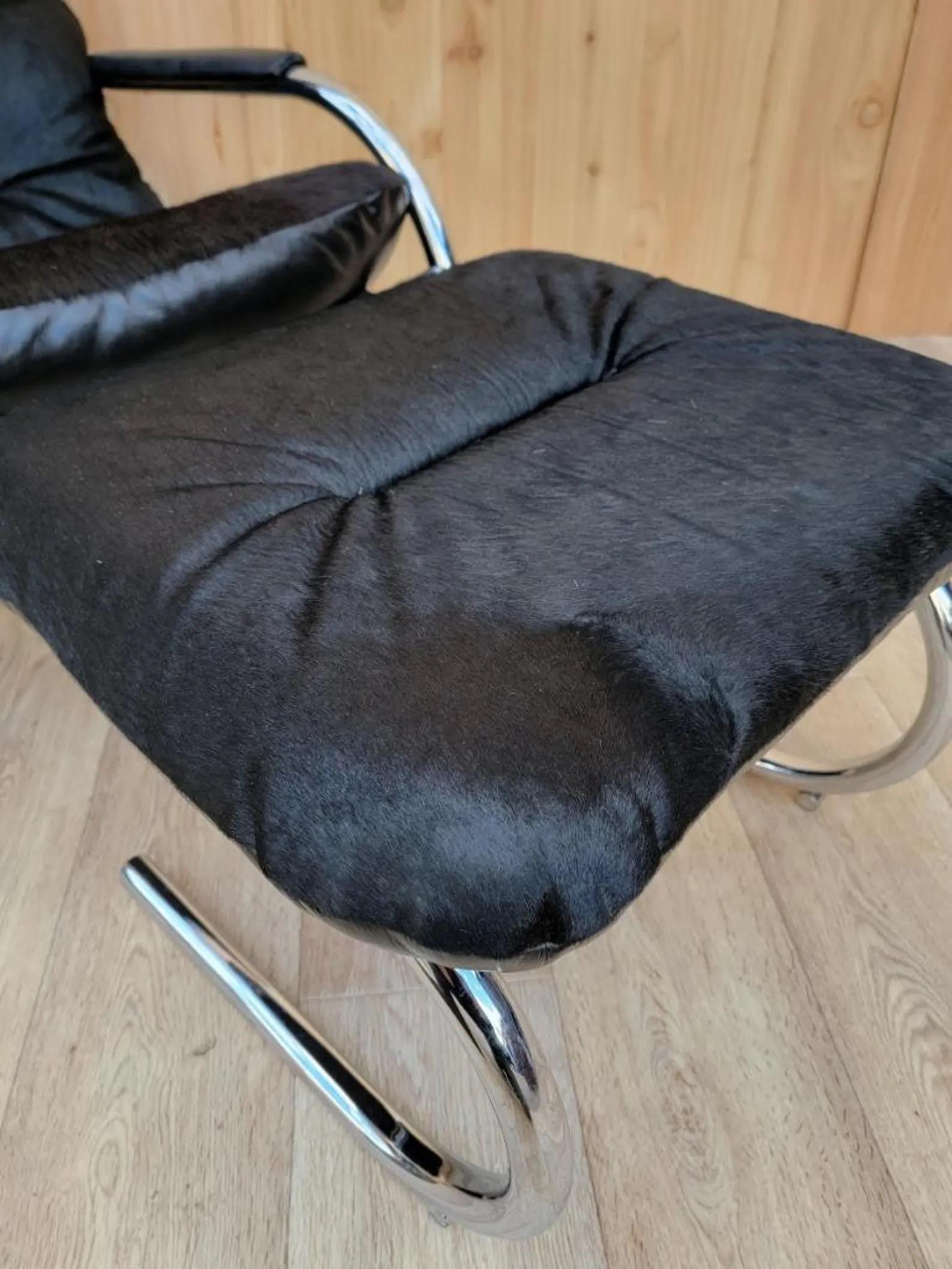 Sconosciuto Dondolo e pouf di Milo Baughman rivestiti in pelle nera e pelle di mucca di MCM in vendita