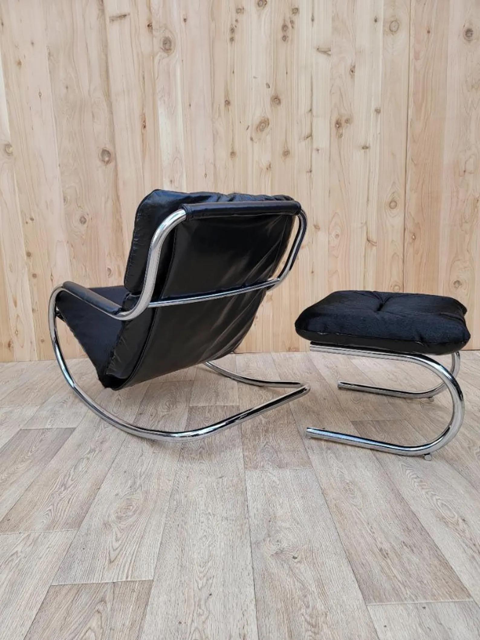 XX secolo Dondolo e pouf di Milo Baughman rivestiti in pelle nera e pelle di mucca di MCM in vendita
