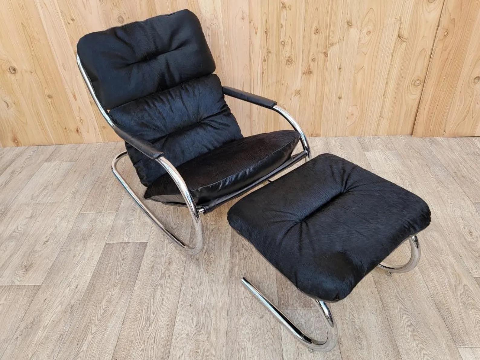 Dondolo e pouf di Milo Baughman rivestiti in pelle nera e pelle di mucca di MCM in vendita 1