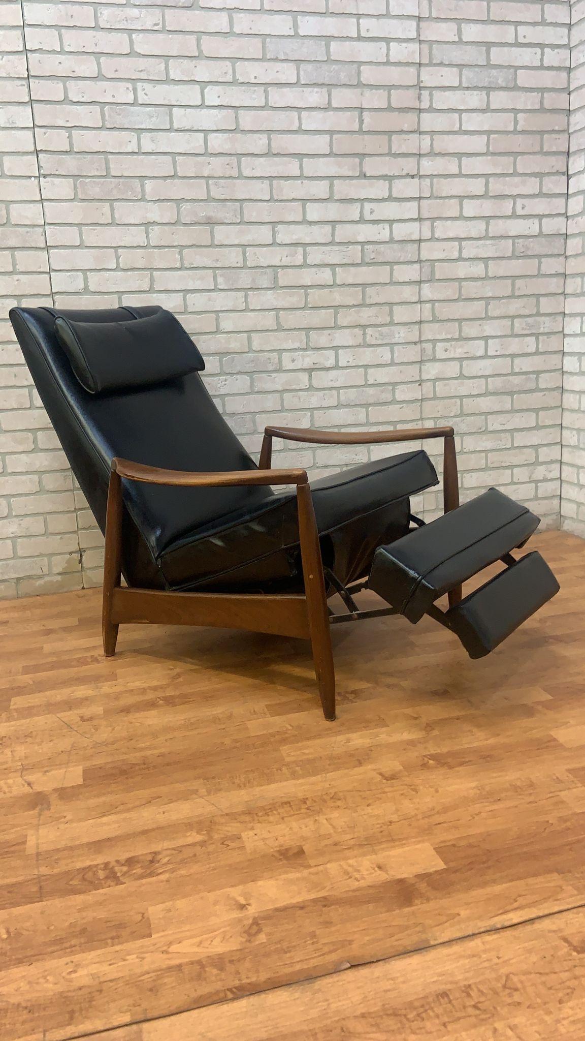 Mid Century Modern Milo Baughman Style Aston Re-Invented Recliner in Black Leather 

This amazing mid-century Milo Baughman Style Recliner would be a perfect addition to any living space! Constructed with Walnut and a black leather chair surprises