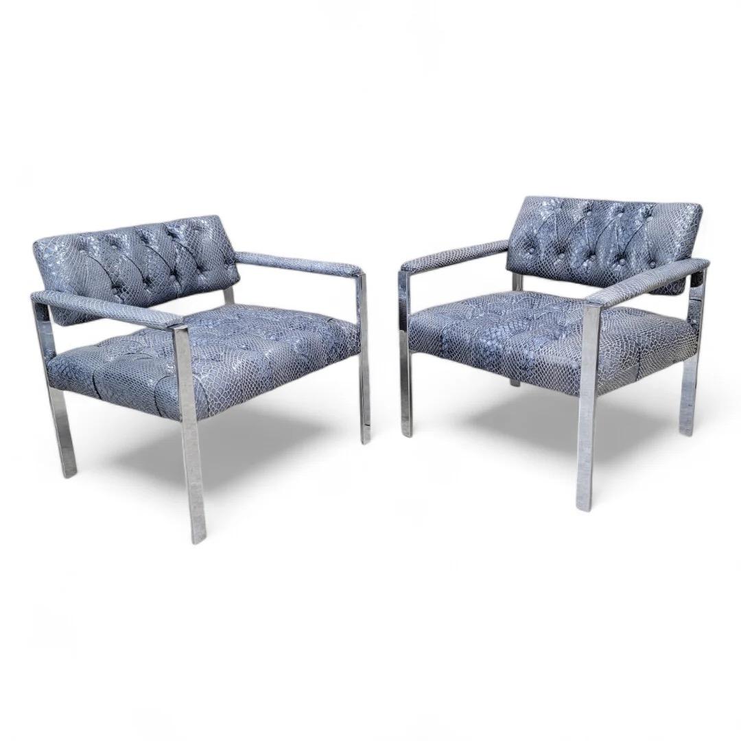 Sedie da bar piatte con bottoni e ciuffi in stile Milo Baughman, del secolo scorso, appena rivestite in pelle goffrata con motivo a serpente blu - Coppia 

Una coppia di sedie da salotto del Mid Century Modern in stile Milo Baughman. Queste sedie
