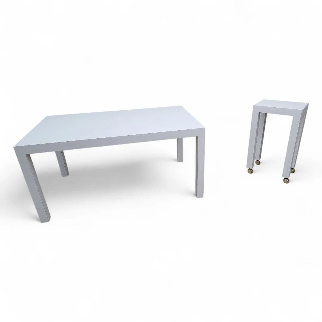 Table de salle à manger Parsons rectangulaire en stratifié blanc avec table de bar sur roulettes - 2 Peace Set - Mid Century Modern style Milo 

La table de salle à manger et de bar à roulettes rectangulaire en stratifié blanc de style Milo/SPACE du