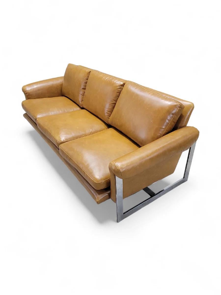 Mid Century Modern Milo Cruisin 'Style Chrome Flat Bar 3 Seat Sofa Newly gepolstert in Distressed Cognac italienischem Leder.

Dieses MCM-Sofa im Cruisin'-Stil verbindet ultimativen Komfort mit schlichtem Design. Wir haben dieses Möbelstück gerade