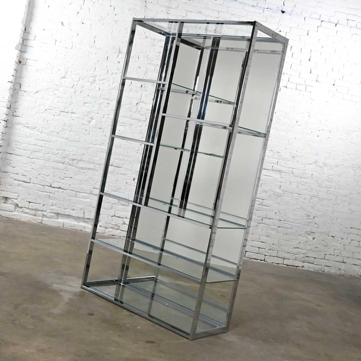 MCM - Moderne Etagere aus Chrom und Glas mit verspiegelter Rückseite, Design Institute America (Moderne der Mitte des Jahrhunderts) im Angebot