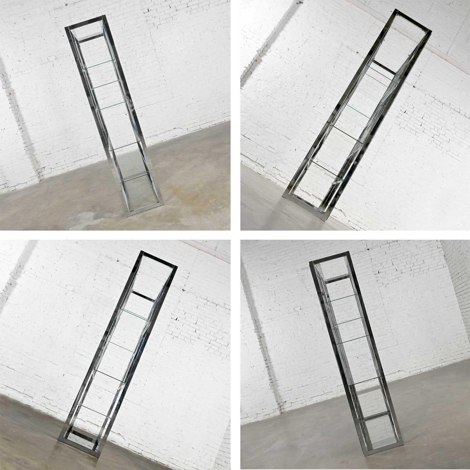 MCM - Modern Chrome & Glass Etagere Mirrored Back Style Design Institute America In Good Condition For Sale In Topeka, KS